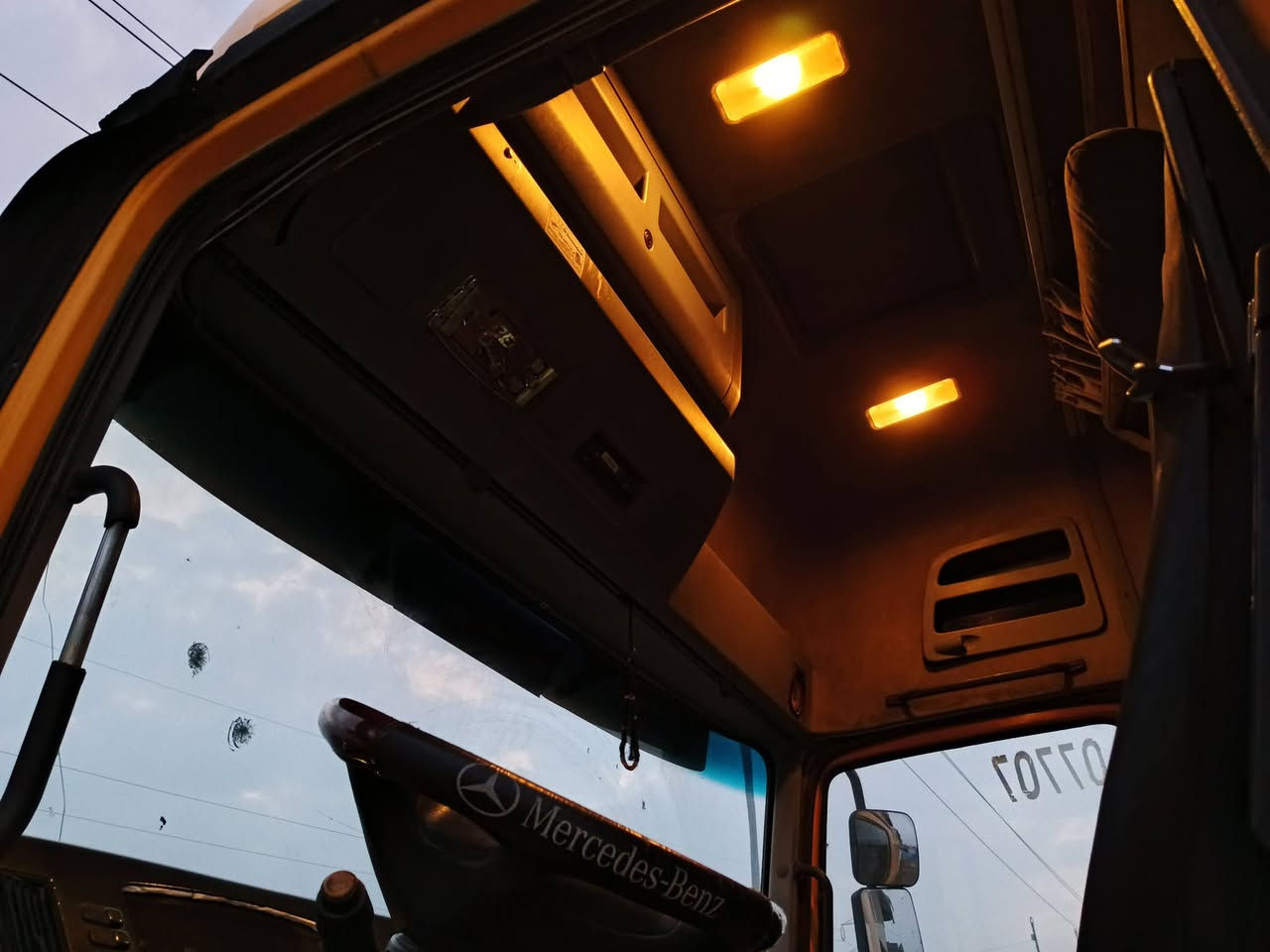 السلام عليكم 
أكتروس ميكا موديل 2001 حجم 1843
رقم كركوك الإنكليزي3لوحات سنويه لغايه 2028
مربوطه فلات ذات جوانب متحركه 4 محاور 
للاستفسار الاتصال على الرقم 
***********
