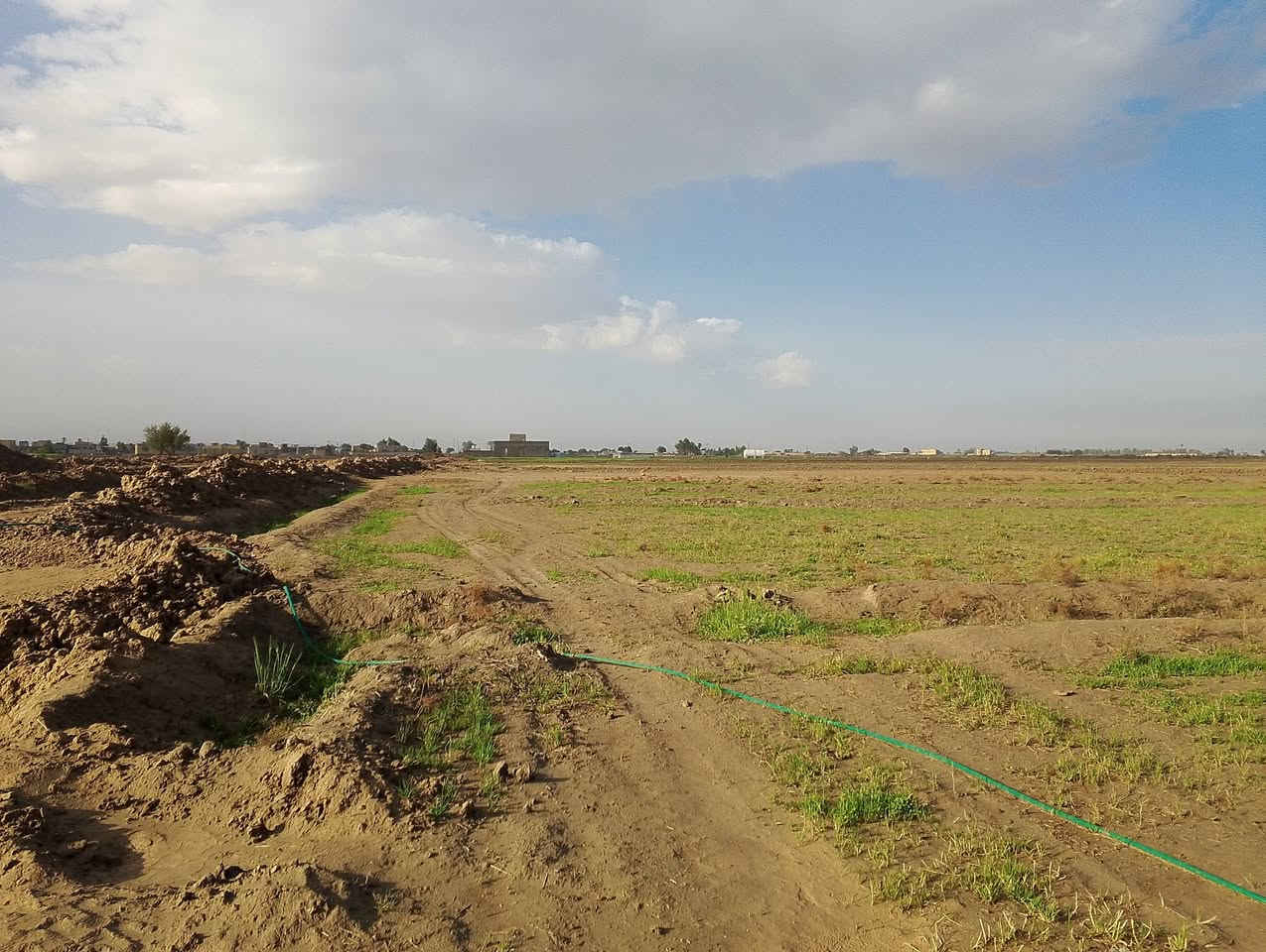 اارض طابو زراعي مساحه 6 دونم صالحه للزراعه 
وصالحه للسكن او تصير مجمع وتتقسم 
قريبه عله البيوت  ماء كهرباء قريب عليه 
مكانه تصير خلف بزل مطر  ***********
