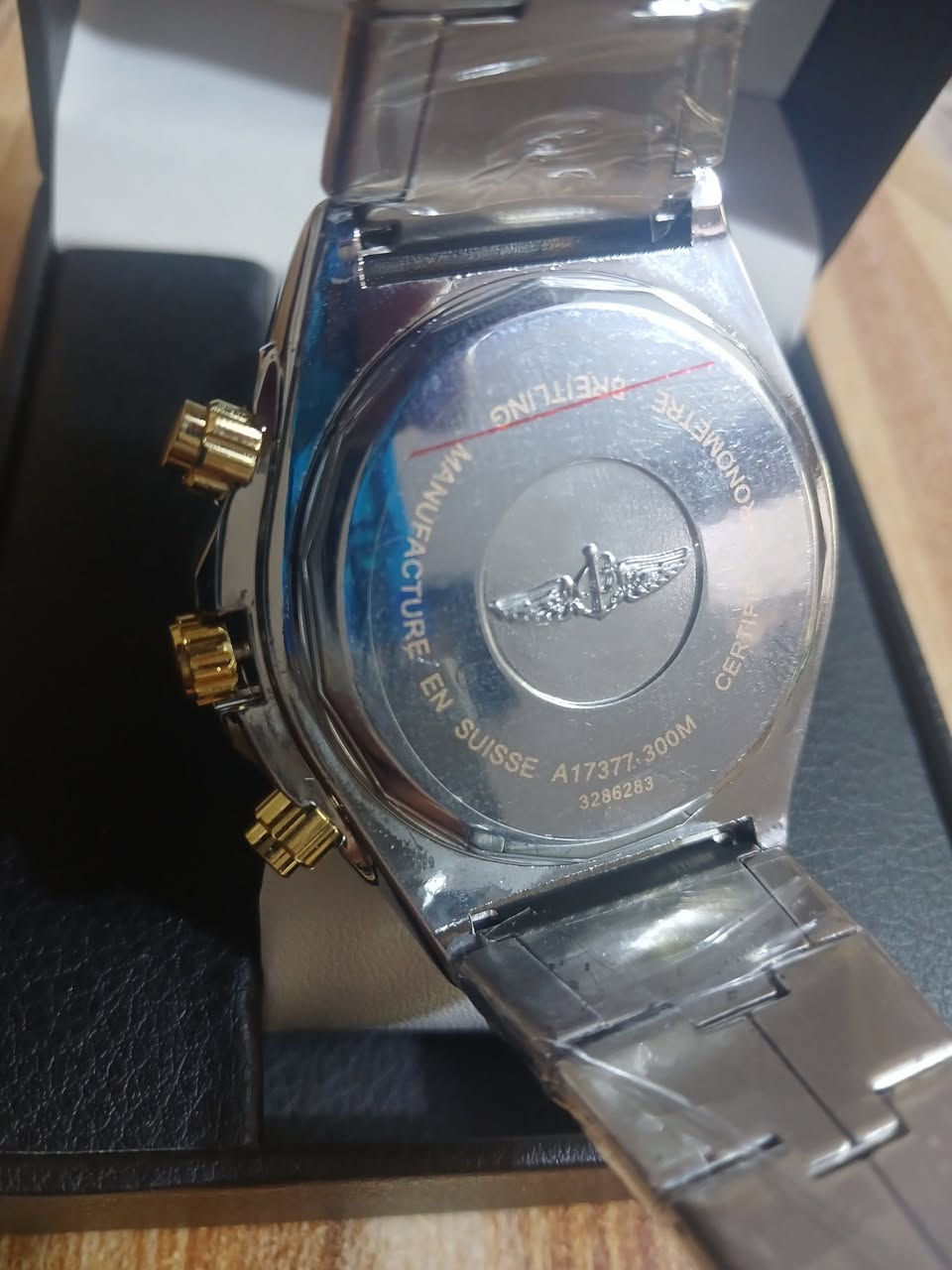 ساعه باله كرونوغراف فاخرة تتميز بلبسها الجذاب طلعتلي بهذا الشكل مع علبته الاصليه 30 الف مع التوصيل بالعافيه الي ياخذها 

المميزات:
المينا: أسود مع عدادات فرعية للكرونوغراف ونافذة للتاريخ.
سناتر كله شغاله 
قطرها 45
الإطار: إطار دوار أحادي الاتجاه باللون الذهبي مع مؤشرات بارزة.
الحركة: تتوفر النسخ الأصلية بمحرك أوتوماتيكي (Automatic)، بينما تتوفر بعض النسخ في الأسواق بمحرك كوارتز (بطارية).


**إذا كنت صاحب هذا الإعلان وتريد حذفه لأي سبب، رجاءا أرسل رسالة إلى الدعم الفني**