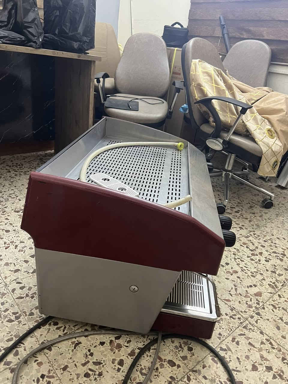 السلام عليكم مكينه نوعWEGA مستعمله فتره قصيره  التفاصيل. مقبضين بخار. رأسين تحضير. وعداد ضغط. المكينه نظيفه تحتاج بس لغسل داخلي 

***********
