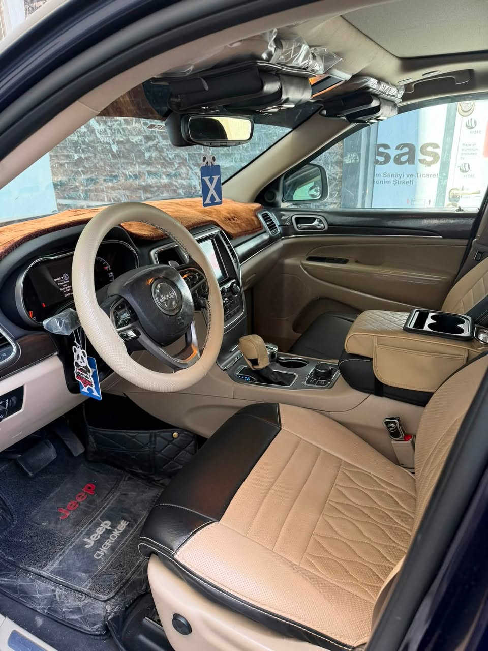 السلام عليكم
جيب موديل ١٨ 

خليجي مكفوله كفاله عامه فقط الجاملغ الأمامي جهه السايق مصبوغ بدون معجون اثر شخوط 

ماشيه ٧٥ mil

فول مواصفات 

بدون شرح المواصفات لان أغلبكم تعرفون مواصفات لمتد 

سياره اجدد من الصور لكن الخلل الوحيد انوا البستم السادس طاك وبعد كلشي ماسويت بي فابيعها كانوا تبديل. محرك 

ماراح أقول بشكد صارت عليه وعلمود شغله المحرك عارضها ٢١٥ ورقه بيها مجال بسيط او مراوس بلسايد ٢٠٢١ 

اليحب يتصل هذا رقمي موقعي الرمادي 

***********
