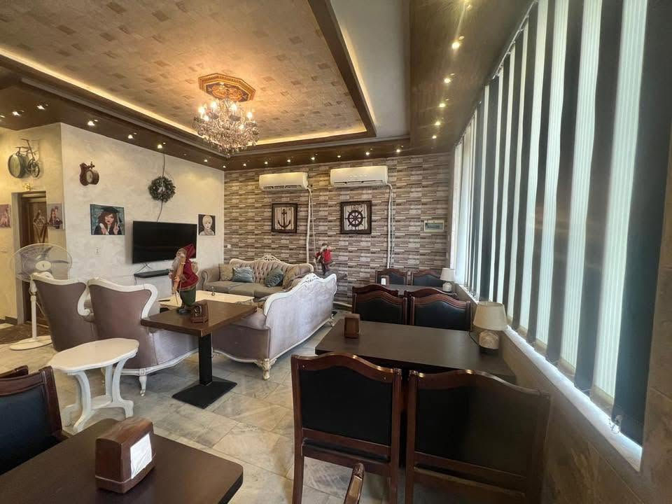 للبيع للاستفسار
***********
ميز مع اربع كراسي ١٥٠ الف 
الكاشير ب ١٠٠ الف 
مجمدة عارضة كيك ٥٠٠ الف 
جدر كنتاكي ٥٠٠ الف 
متبقي خمسة ميز صاج 
٢٥ كرسي صاج 
٢ ميز صاج مفرد

