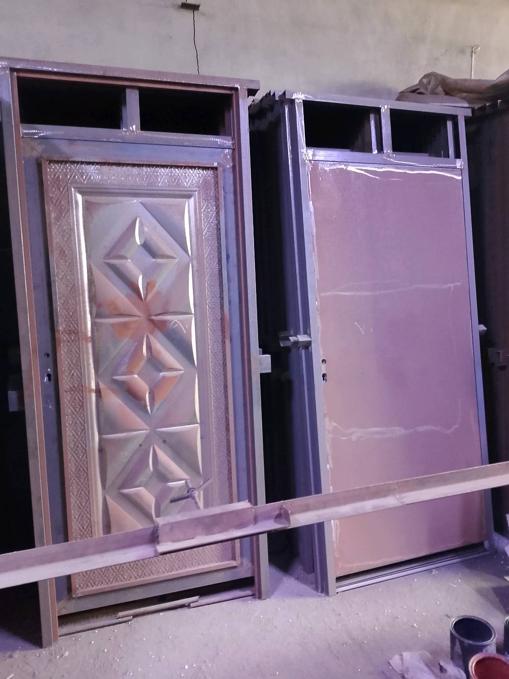 حدادة ابواب وشبابيك 
أين يقع موقع المحل؟: 
موصل صناعة الكرامة حي الكرامة جانب ايسر 
هل الأنواع المعروضة مستعملة أم جديدة؟: 
جديدة
هل تقدمون خدمة التوصيل؟: 
نعم
ما هو السعر لكل باب أو درج؟: 
بالاتفاق 