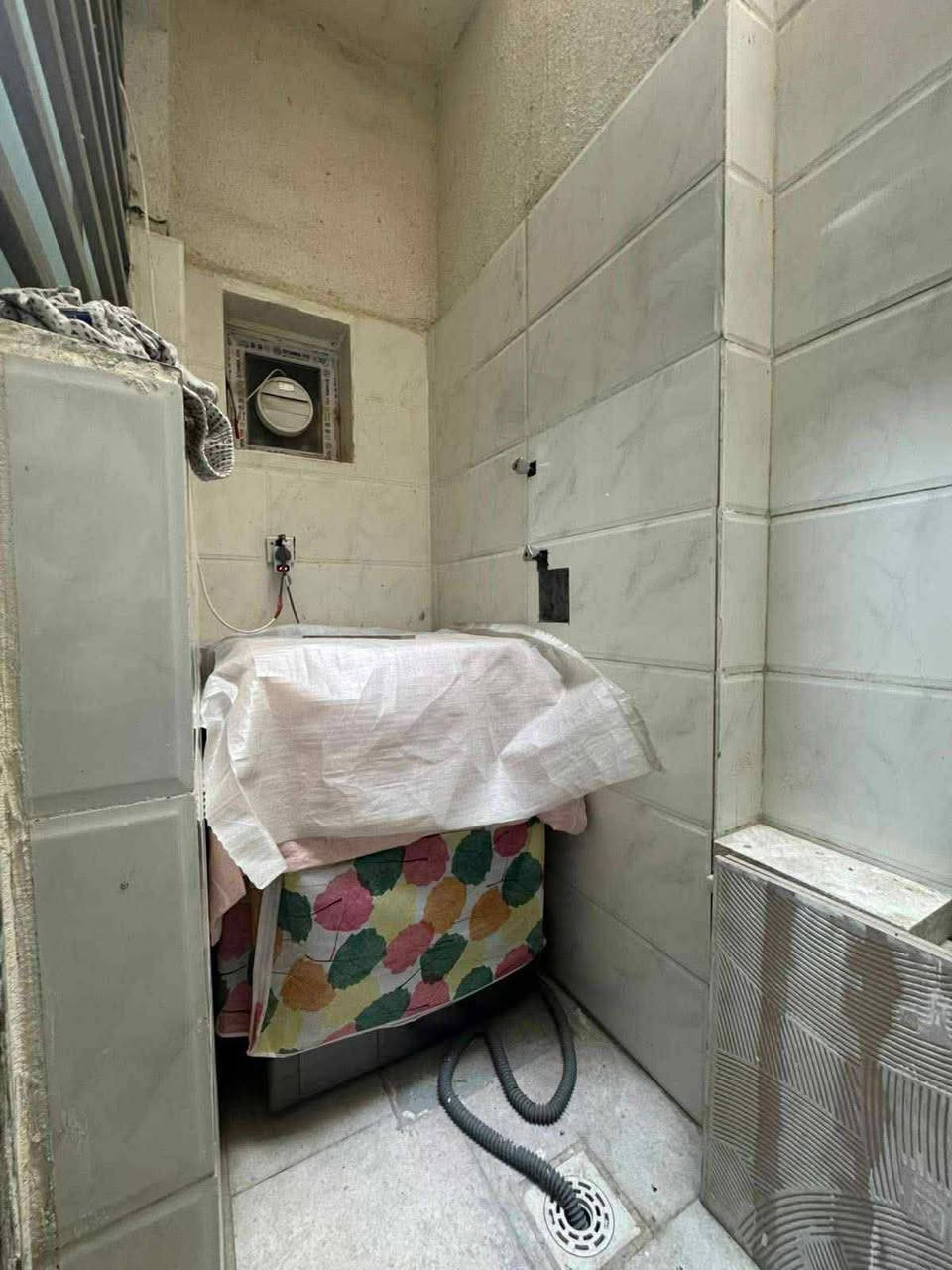 ٥٠ متر ٣ طوابق (٢ ونص + سطح)، ٣ غرف نوم و٣ حمامات  ومطبخ
بناء حديث

بالأمانة، محلة ٨٩١ زقاق ٥٤
للاستفسار ***********
واتساب
