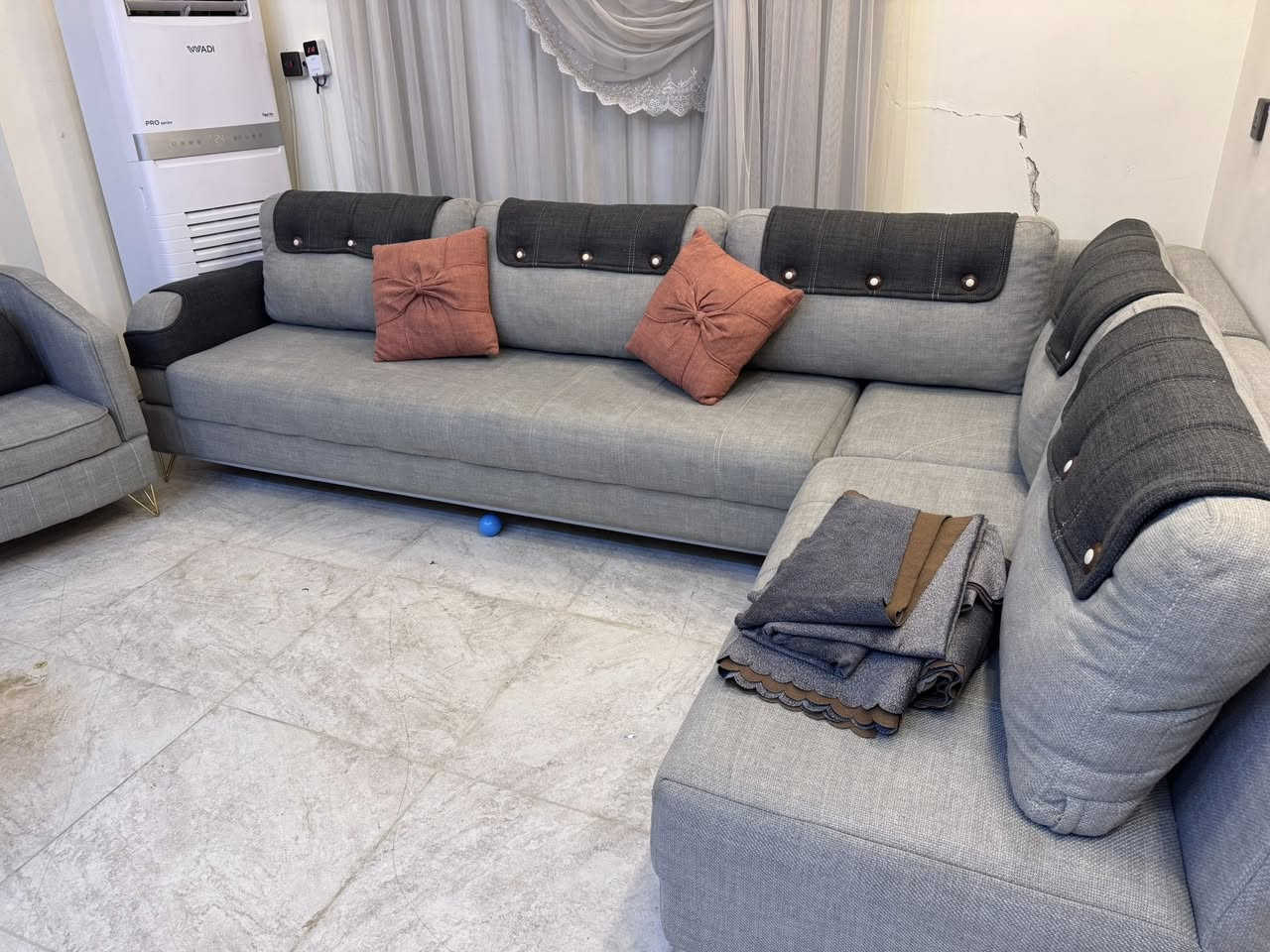 🛋️ للبيع قنفات ركنية
قنفات ركنية قماش درجة أولى مخمل، لونها رمادي فاتح مع تفاصيل رمادي غامق، شكلها أنيق ومريحة جداً للجلوس 😍
معاها ثلاث وسادات وردي خمري تزين المجلس، وكرسي منفرد من نفس الطقم
الظهر مبطن بأزرار تحس فيها الفخامة، وأرجلها ذهبية ✨

📐 القياسات:
 • الطول: 3 متر × العرض: 2 متر
 • عرض المقعد: 70 سنتم

الحالة: مستعملة وبحالة ممتازة نظافة 75%
💰 السعر: 850,000 د.ع
📞 للتواصل: ***********
