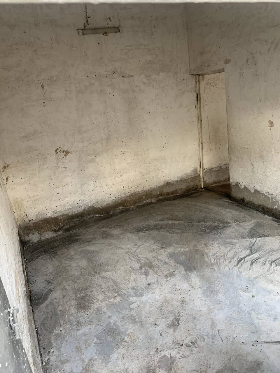 السلام عليكم
عندي بيت 60 متر طابو زراعي بناء 2010 
ماء كهرباء ومجاري على فرعين ركن البيت كامل بس نقصة كاشي 
الطابق الثاني مصعد دبل طابوق نفس تصميم الطابق الأول 
مدارس قريبة عليك ومستوصف قريبة 
رايدة 45 وبي مجال للشراي فقط ويرهم قسط بمقدمة زينه 
الاتصال على هذا الرقم ***********

