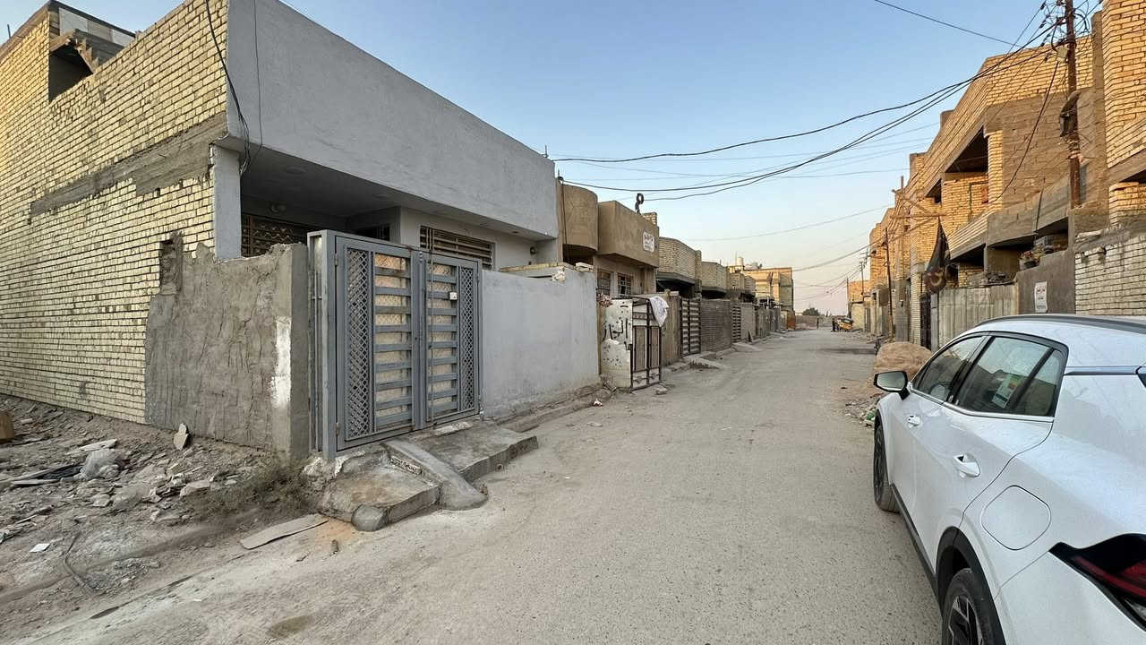 السلام عليكم قطعة الارض للبيع منطقة الرائسه نهاية شارع الساده منطقة ابو علي الدراجي 

المساحة: مية متر واجه سبعه ربع والنزال 15 متر  .

الوجه ٧ الا ربع والنزال ١٥ متر 

المنطقة راقية ومخدّمة بالكامل — تبليط، ماء، كهرباء، وكل الخدمات متوفرة.

الأرض داخل منطقة مبنية وساكنة، موقعها ممتاز وقريب من كل شي تحتاجه.

📞 للتفاصيل أو المعاينة، اتصل على

***********
