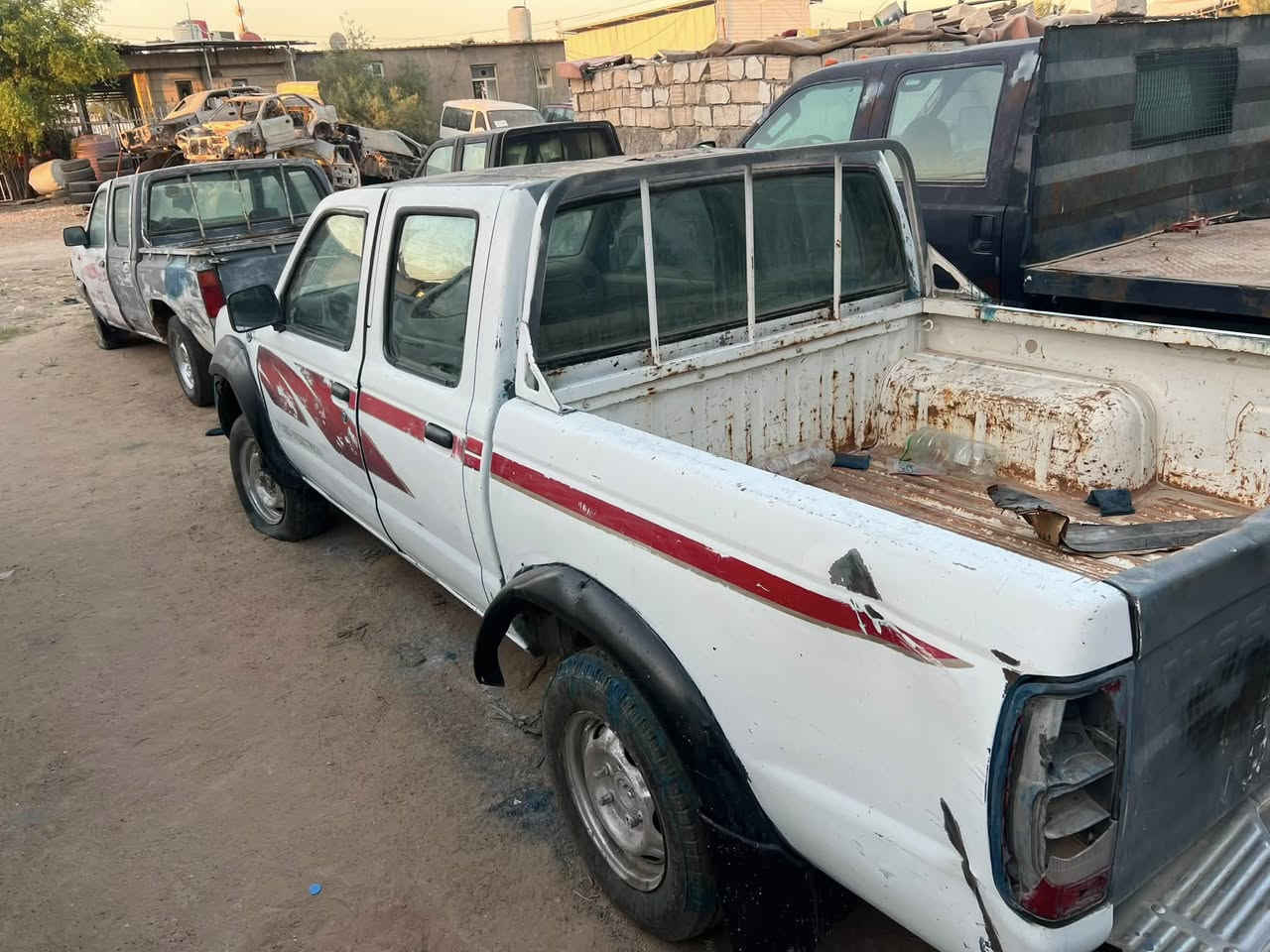 سلام عليكم
بيكمات نيسان 2008 
اكو فور ويل وكو ناصي 
مال مزاد وزارة داخليه سيارات مو شغالات ماخذين من عدهن غراض بدون صبغ بس تحك لون عسكري 
اسعارهن ب38 وبيهن مجال بسيط 
مكان سياره كربلاء 
***********
