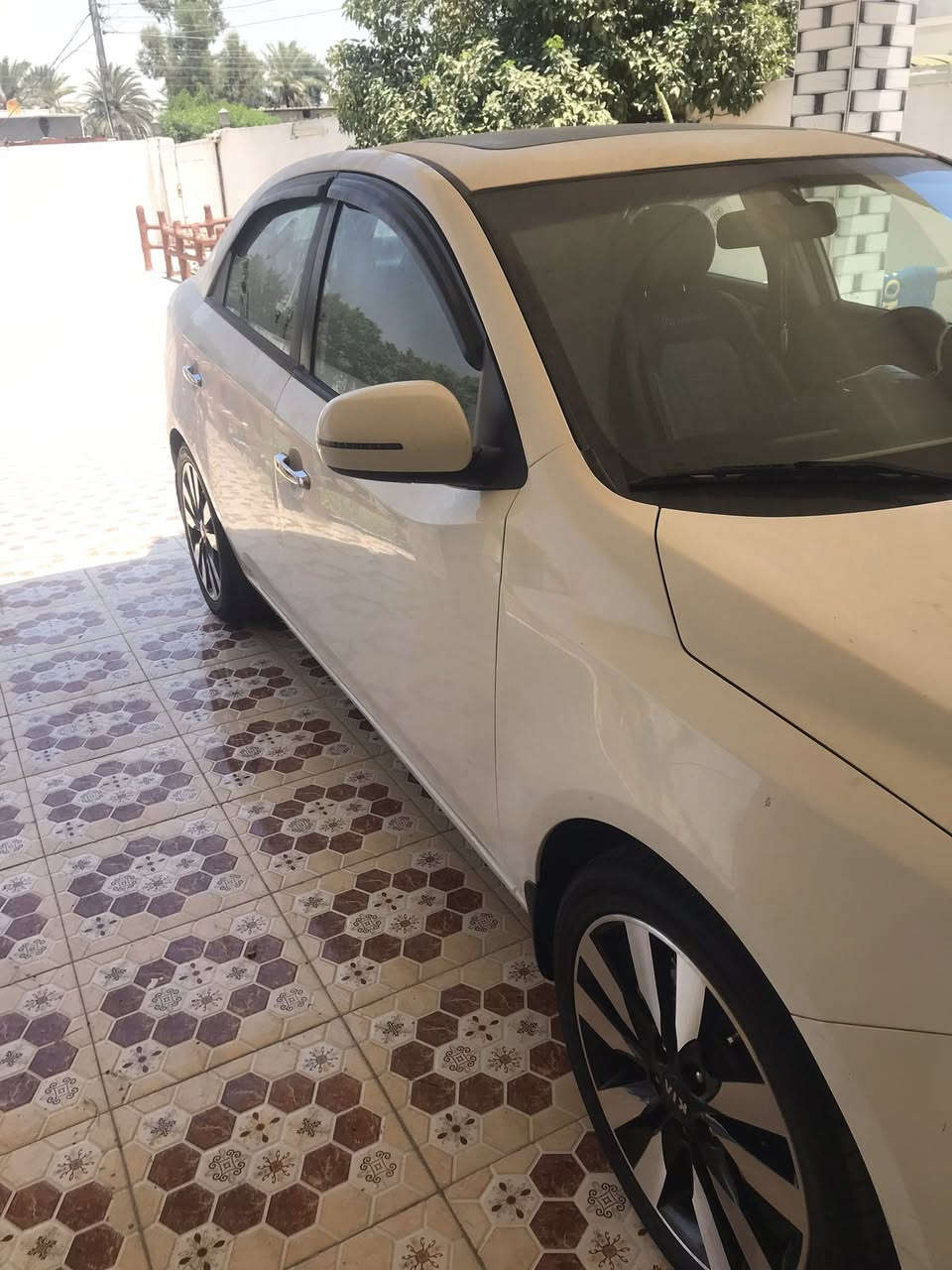 سيراتو 2011 (خليجي)
1-فول مواصفات 1/1
2-بصمه تشغيل
3-بصمه فتح ابواب 
4-فتحه سقف
5-مري شفط
6-شاير بل مري 
7-سستمه ابواب وجنطه
8-صالنصه رياضي 
9-محرك 1600
10-كير 6نمر
11-شفتات سرعه
12-دوسات ارضيه رياضي
13-تحكم ستيرن جهتين
14-شاشه كامره خلفيه
15-حساسات خلفيه 
4-16دسك
5-17ويل كب حجم ١٧
السعر (120)وبيهه مجال
رقم الهاتف(***********)
