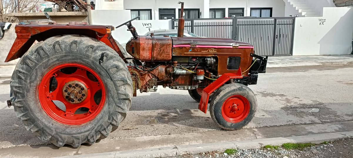 مەکینەی عەنتەر مۆدیل 1984 کارتی شەریکەی لەگەڵدایە مەکینەیەکی زۆر پاک و مەزبوت و بێ نوقسانیە
(مەکینە و گێڕ و ئەکسل و جیهاز و پەمپ گازوو جووت برێک بەشەرت)هەتا بڵێی مەزبوتە تایەی وەکو تازە وایە سەوتی زۆر خۆشە ئەکسۆزی بیلادی لەسەرە کامل جائیزە یەک دینار مەسروفی تیانییە ماڵی دۆستە گشت گیانی بەشەرت.
شوێن:چەمچەماڵ-شۆڕش            ژ.م:***********
