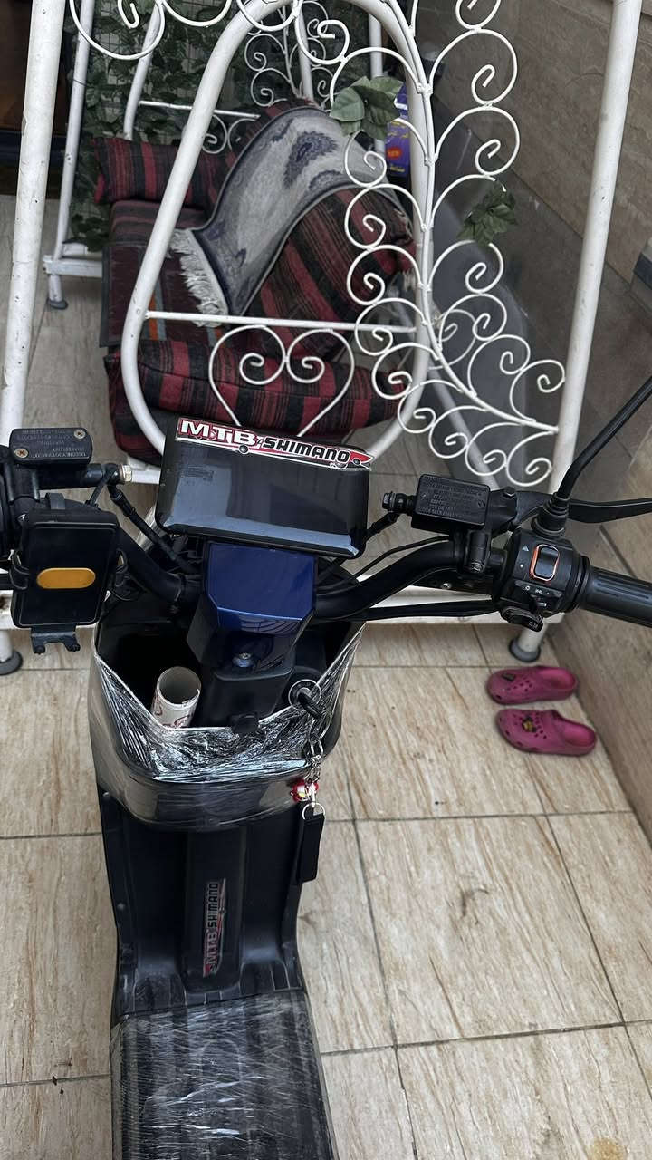 سلام عليكم دراجة شحن نوع r9لون الأزرق دراجة نظيفة مثل ما موضح بالصورة مكاني شارع فلسطين  الرقم ***********
