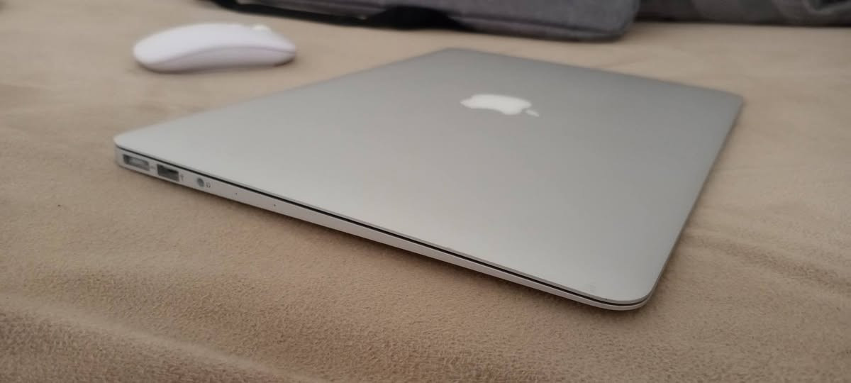 للبيع: ماك بوك إير 2017 (MacBook Air) نظيف جداً وبحالة ممتازة 🍏
لأصحاب الدراسة والعمل المكتبي، جهاز خفيف، سريع وبطارية ممتازة مع تصميم آبل الكلاسيكي (التفاحة المضيئة). الجهاز شغال 100% وبدون أي مشاكل.
⚙️ المواصفات:
الموديل: MacBook Air 2017 (شاشة 13 إنش)
المعالج: Intel Core i5
الرام: 8 GB (سلاسة تامة بالاستخدام)
الهارد الداخلي: 128 GB SSD
النظام: macOS Monterey
يجي معه هدية:
هارد خارجي مساحة 500 جيجا.
ماوس وايرلس.
حقيبة.
الشاحن الأصلي للجهاز.

💰 السعر: ٣٥٠ الف دينار عراقي
📍 المكان: صلاح الدين / الزوية ويوجد توصيل
      للتواصل على الخاص أو اتصال على الرقم التالي:
      ‏‪***********‬‏
