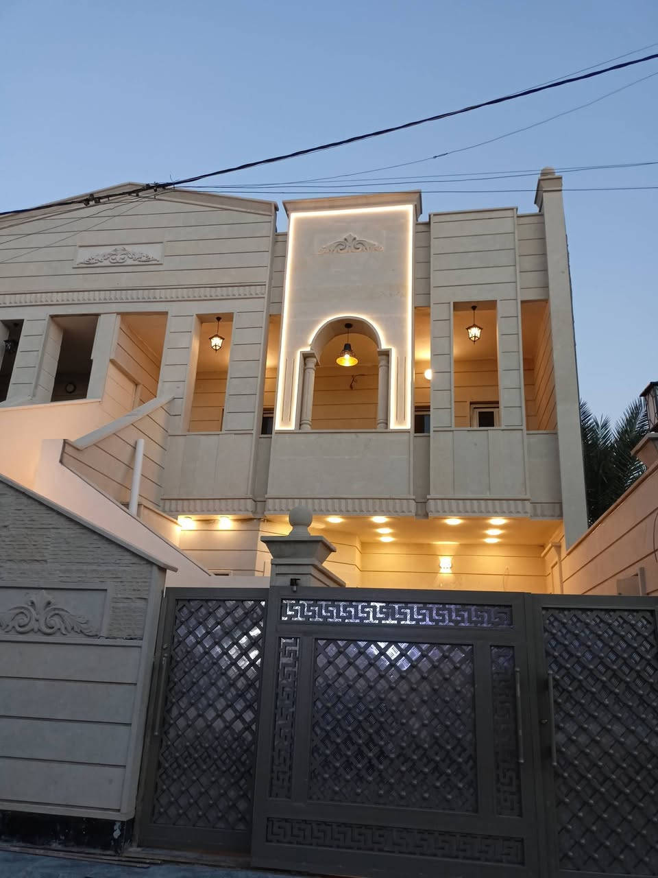 🏠#دار_للبيع_منطقة_100دار
دار.مساحة..200 متر ..فول..⛲

مواصفات...زيرو.. منطقة 100 دار 

4نوم..2صالة..استقبال..مطبخ.🥘

حار..بارد...واجهة حجر...منظومه.📹
كاميرات ...سحب..مغربي ...بي درج.. داخلي... وخارجي...🪜

مكتب الشام للعقار 
***********
***********
***********
