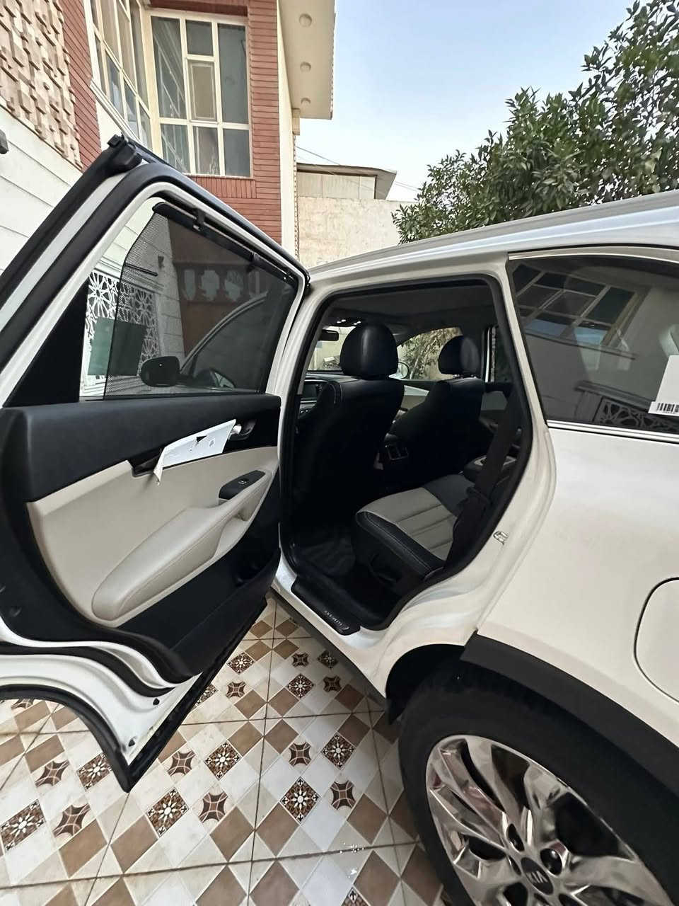 السلام عليكم     
سورينتو 2020
 فول مواصفات 1/1  ماشيه 88 الف مكفولة  من  الصبغ والتبديل  بغداد مشروع وطني بأسمي 
مواصفاتها 
بصمه 
بانوراما 
سايد بريك بصمه( كهربائي )
4 اربع كامرات ( 360 ) درجه
اوتو هولد 
مانع انزلاق 
جنطه كهرباء 
  كشنات كهرباء 
كشنات   
كشنات جلد 
درايف مود   
شاشه كار بلي  
نفيكيشن 
 شاحن لاسلكي 
  محرك 6 سلندر
كير 8 نمر 
  7 راكب
3 قطع تبريد  
السعر272$ الف وبيها مجال 
الرقم
***********
***********
