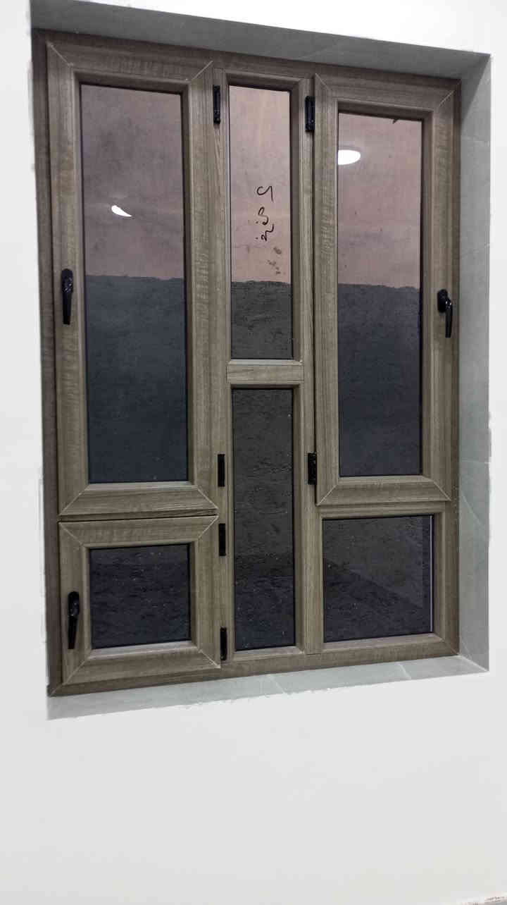 السلام عليكم يتوفر لدينا فصال ابواب وشبابيك حسب الطلب والديكور والألوان ابيض اسود شمباني رصاصي خشابي انترسات ***********
