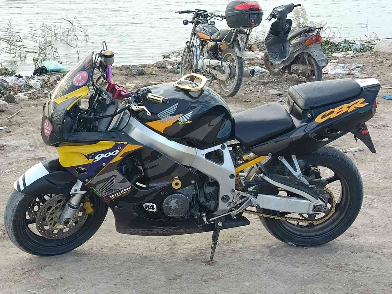 السلام عليكم بطح سي بي أر أر 919 وحش دراجه شلعه معدل 300 مكينه مكفولة لايت عالي ناصي شغال هورن شغال مابيها نقص دشبول كله شغال دراجه مرتبه مبرمجة فول فصله السعر خاص مستعجل على بيع مكاني واسط الكوت *********** شراي يتصل
