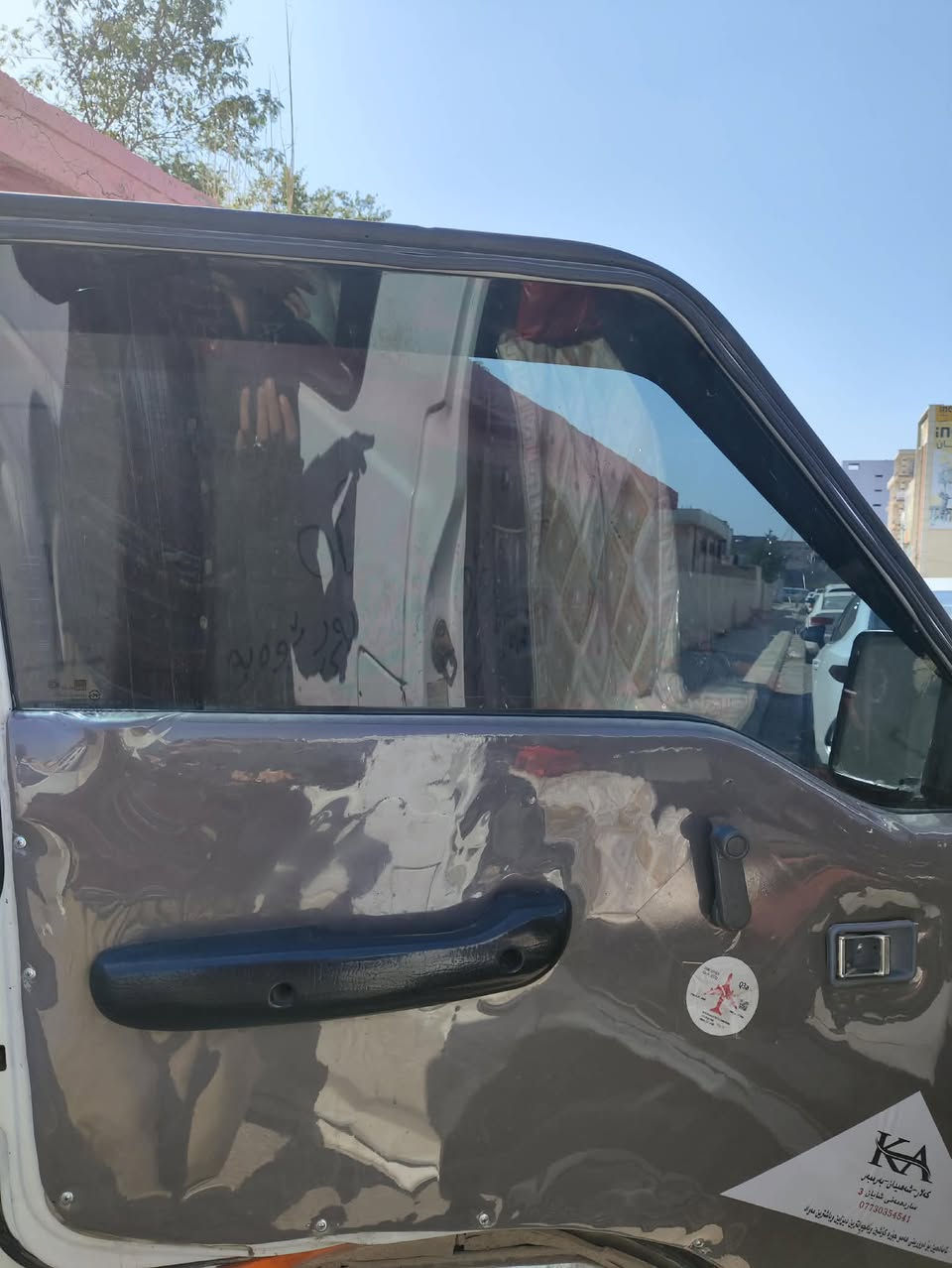 اسلام علیکم بۆ فرۆشتن ماشاءاللە
مۆدێل 2000 
 مەکینە ۆنجی تازەکان تەرح بە شەرت لۆکە مەکینەی
  ئارم سلێمانی 
گێڕی بەشەرت مەزبوت نەرم 
شاسی کامل گیانی بەشەرت
لای دەرگای سکەکەی تۆزێک شوختی هەیە بەڵام بە حیزام دەیفرۆشم
گاعی لۆک 
 هەر چوار بەرگە دەرگاکەی لۆک
سەرنیا فەرش 
 جوانکاری کاملی بۆ کراوە
سەیارەکەی تابڵێی توندو تۆڵو نەرمو خۆشە
 نوقسانی نیە ماشاءاللە
سعر 55 گڵا مەعمەلەیەکی برایانە
***********
کەلار
