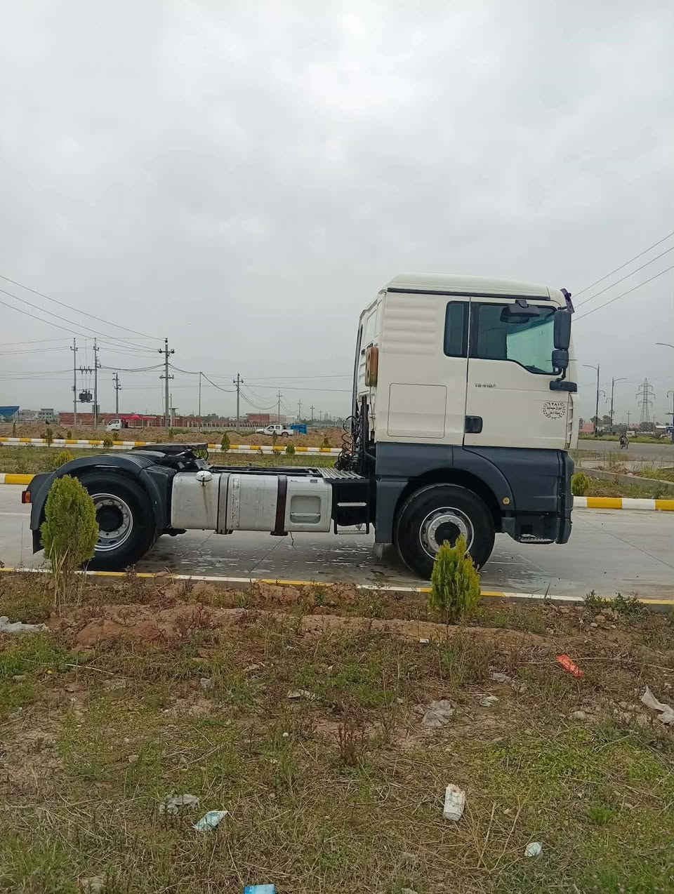 السلام عليكم ورحمة الله وبركاته 
مان 2001 تيكه للبيع فقط راس 
حجم المكينة 410 بدون بخار كير عادي 
بل سنوية صهريج فصل و ربط رقم جديد سنويه 3 اشهر باقيلها التايرات نضاف . السيارة نظيفه
سعرها 78 ورقه و بيها مجال 
رقم الهاتف : ***********
