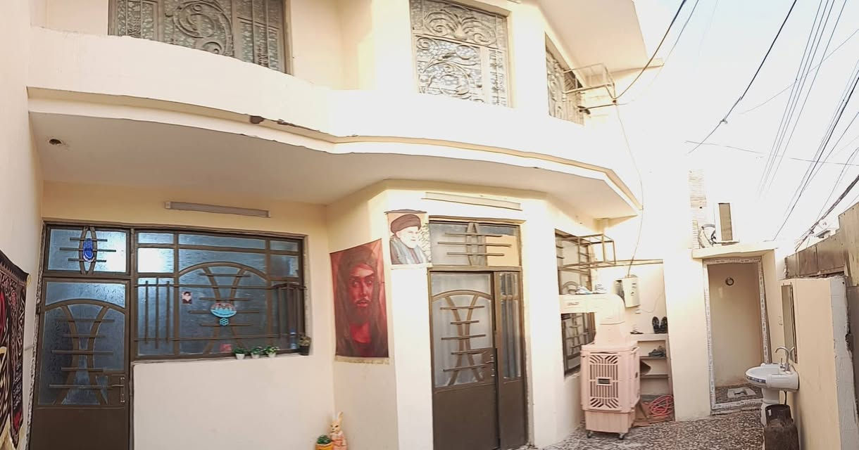 سلام عليكم بيت للبيع المساحه 150طابقين الطابق الاول كراج تواليت خارجي وصاله وحمام ومطبخ حار وبارد واستقبال وغرفتين وترك الطابق الثاني أربع غرف وحمام وصاله عنوان الكفاءات شارع المدارس مقابل مدرسه الهدير للاستفسار الاتصال على الرقم  ***********طابو سند
