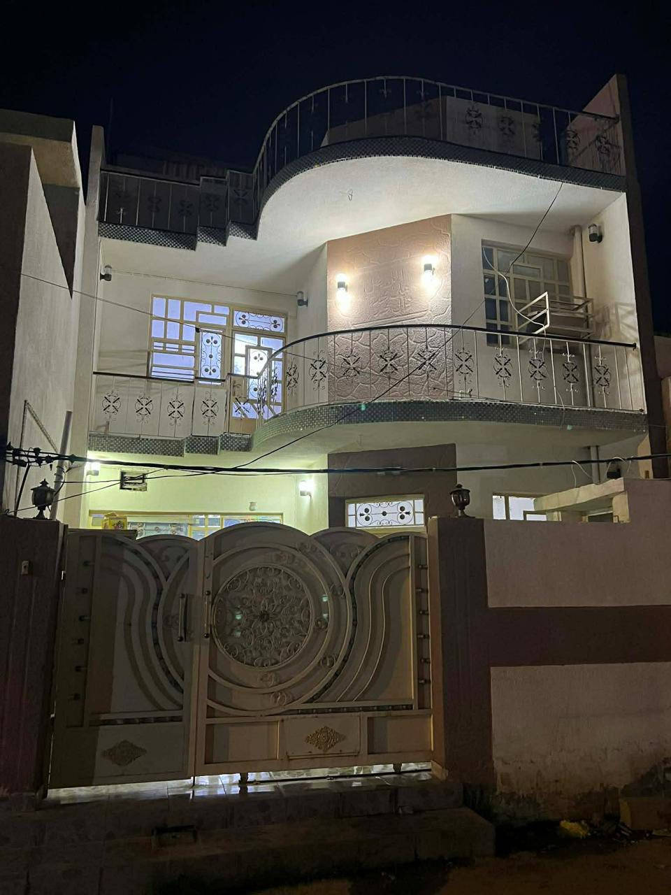 بيت 100 م طابقين طابو زراعي بآسمي سند 25 حي المصطفى نهاية شارع الكليه شارع تبليط ومجاري جوفيه وخطين أبي ماء ومحولة كهرباء خاصه للشارع يحتوي على ثلاث غرف نوم وصاله عدد 2 ومطبخ حار وبارد واستقبال وكراج وثلاثة مجموعه صحيه ،، البيت اخو الجديد او مراوس هم عادي
للآستفسار ***********
