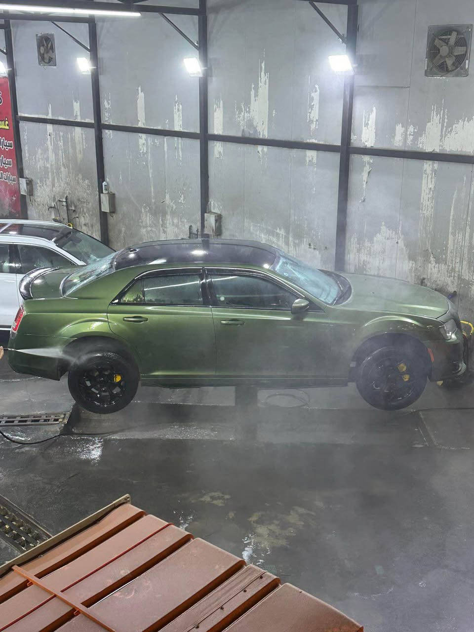 السلام عليكم 
كرايسلر C300 فور ويل موديل 2013للبيع 
وارد أمريكي حادثها چاملغ وبنيد 
السيارة مصبوغة زيتوني تغيير لون ماعدا القماره والدواخل 
محرك وگير وميكانيك وكهرباء كله مكفول
تبريدها ثلج مابي اي نقص معروف 
مقاعد كهرباء والأمامية هيتر
ماشية ١٥٤ الف
رايدها ب ١٥٥ وبيها مجال بسيط 
تحويل ثاني يوم 
مكاني بغداد 
 
***********
متواجد واتساب بغداد, العراق
