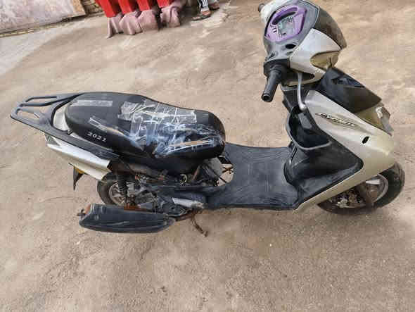 السلام عليكم
> دراجة صيني للبيع — سكنس
• المحرك شغال ناعم — سلفه يشتغل بسهولة
• كهربائيات تحتاج ضبط بسيط (أنوار/إشارات)
• لازم ترتيب خفيف — السعر المطلوب: 200 الف دينار 
• مكان الدراجة: ناصرية – الفهود
•  الشراء اتصل على: ***********
