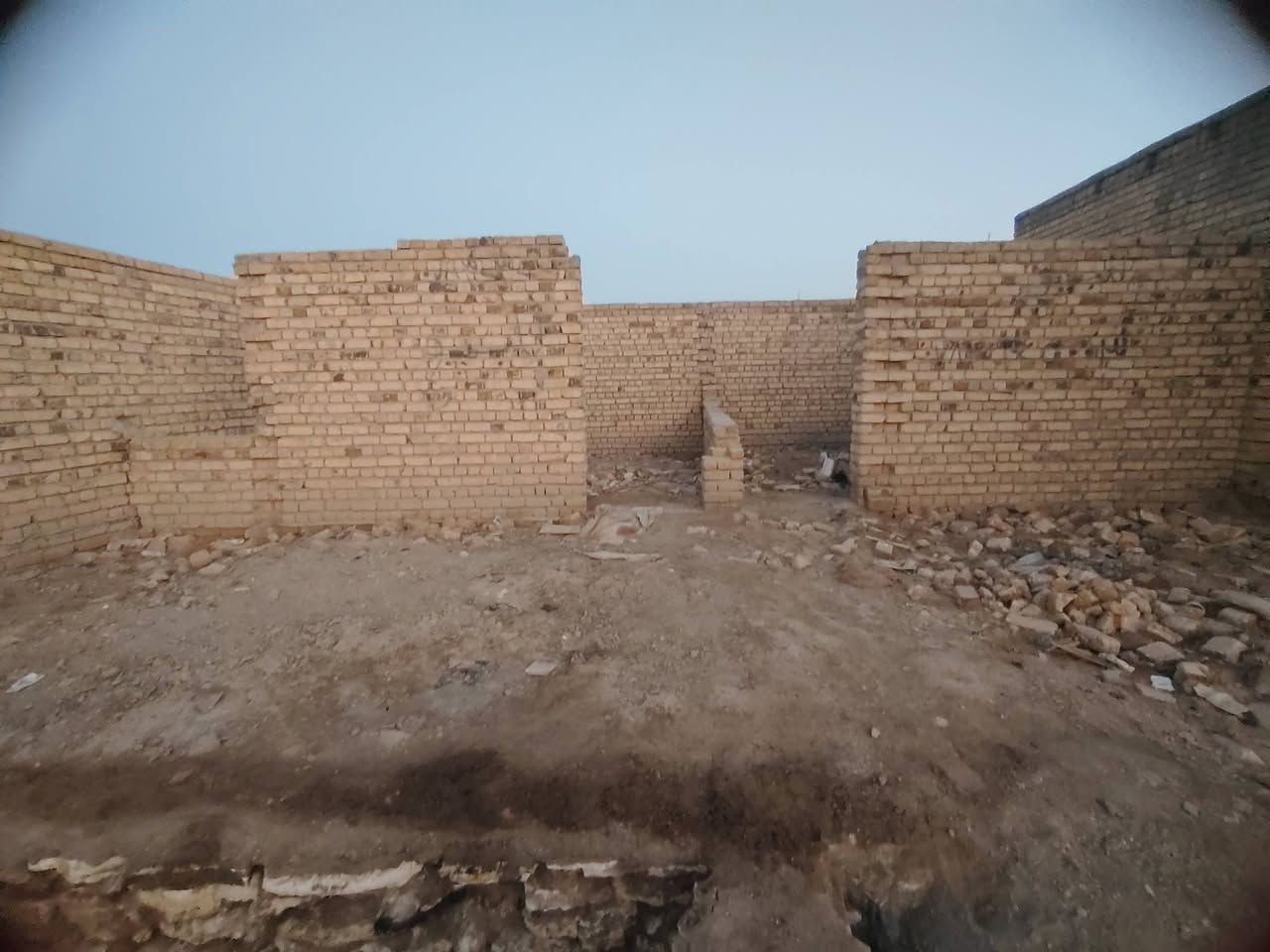 للبيع هيكل زراعي بناء طابوق الساس حجر، مدفون، غرفتين مبنيات/ والاساس مطبخ وبراني وصحيات، المنطقة قرب السكك توجد خدمات وطرق مقرنص
السعر ١٠ مليون بي مجال الاتصال  ***********
