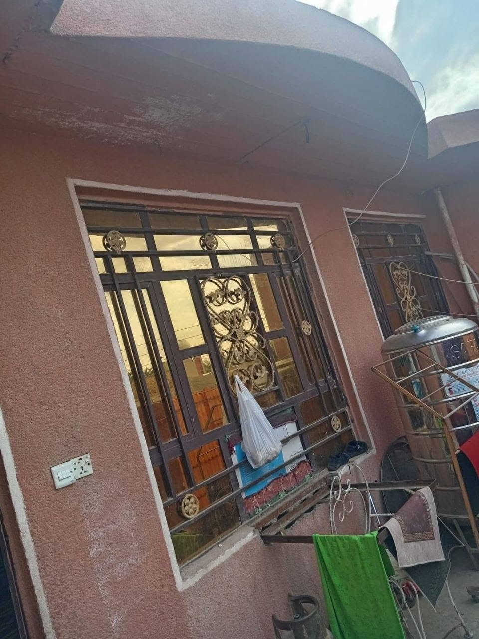 ببت طابقين ٢٠٠ متر
الطابق العلوي معزول 
السعر//  ١١٢ مليون 
العنوان // بغداد بوب الشام قرب جامع الامام علي
الواجهيه 8 النزال 25 طول الطرمه 6 متر والاستقبال طول 6 متر والعرض 4 المطبخ طول 4 متر  العرض 2 ونص الصاله طول 4 متر والعرض 3 المنور طول 3 عرض متر ونص غرفه نوم 4×4 ترك 2 متر حمام صحيات خارجي هم القاط الفوك نفس الجوه نقص البييتونه ماكامله وارضيه الاستقبال الفوك 4×4 بلكونه مترين على عرض البيت ودرج خارجي محل داخل البيت 3×3


**إذا كنت صاحب هذا الإعلان وتريد حذفه لأي سبب، رجاءا أرسل رسالة إلى الدعم الفني**