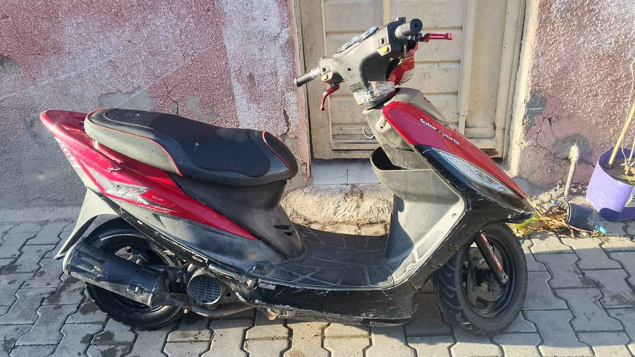 سلام عليكم 
دراجة كامكو g4ياباني دراجة نضيفة مامفتوحة بيهة كشن رياضي و دبل بلادي و و يدات مال سكليتر رياضي و بريكات رياضي دراجة.كفرات بلادية مختمة دراجةملحة  كلجات بلادية شلعة و معدل ماناقصهة صارلهة شهرين من نازلة من رمبة دراجة صوتهة ناعم دراجة خير من الله سعرهة350وبيهة مجال. مكاني بغداد شعلة شارع هباوي. ***********
