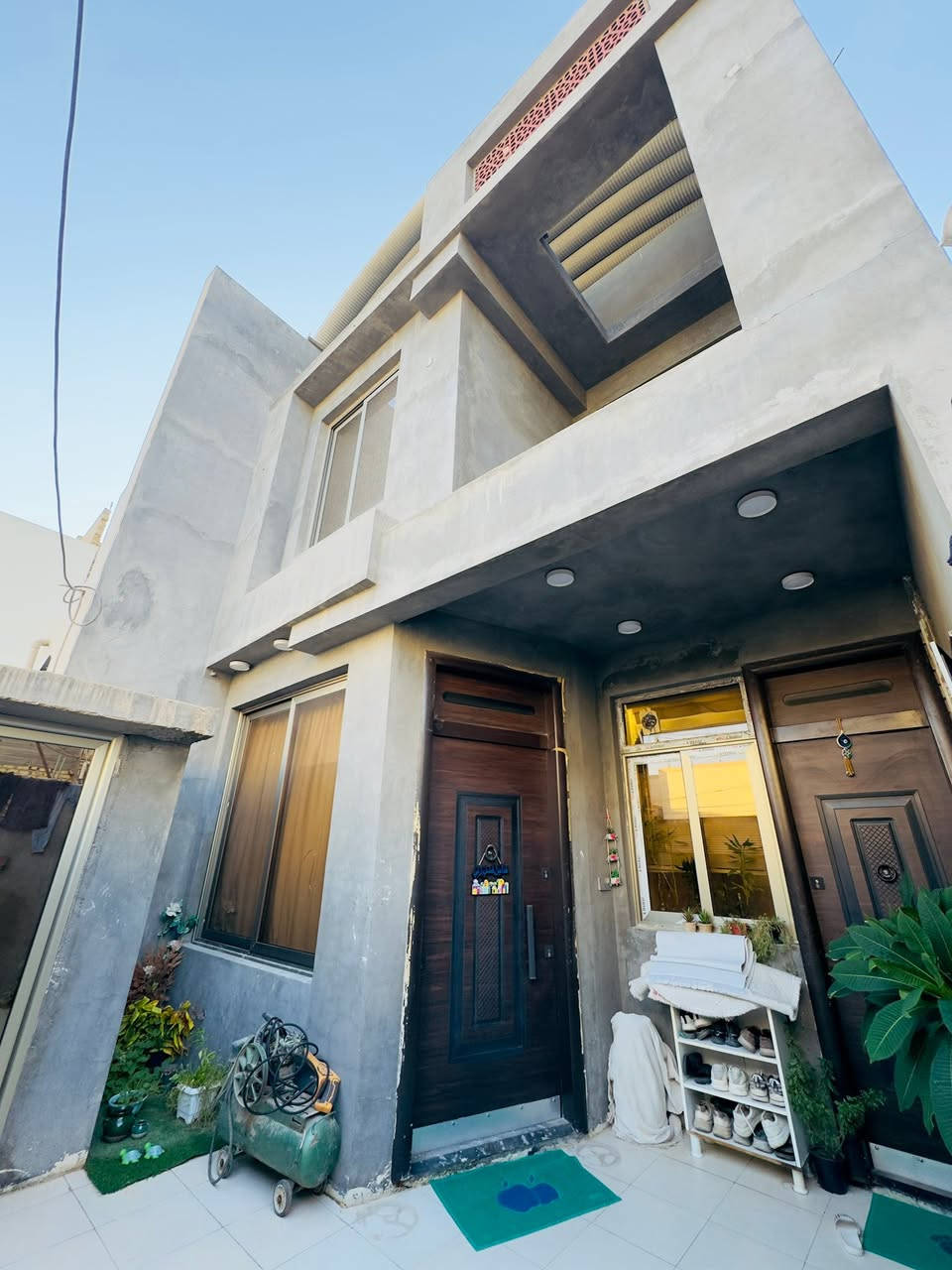 🏡 للبيع – بيت حديث البناء | حي ميسان / الشريط / منطقة 84

فرصة مميزة لامتلاك بيت حديث البناء بتصميم عصري وتشطيب فاخر، جاهز للسكن مباشرة.

📍 الموقع: حي ميسان – الشريط – منطقة 84
🛣️ شارع: 10 متر
📐 المساحة: 125 م²
🏠 طابقين
📏 الواجهة: 6.5 متر

✨ مواصفات البيت:
✅ بناء سنة 2023
✅ سند طابو صرف
✅ 3 غرف نوم (غرفتان في الطابق العلوي وغرفة في الطابق الأرضي)
✅ 3 حمامات
✅ صالة استقبال واسعة + مجلس ضيوف
✅ مطبخ مودرن بتصميم حديث
✅ أرضيات بورسلين فاخر
✅ ديكورات وإنارة مخفية وتشطيبات درجة أولى
✅ جاهز للسكن ولا يحتاج أي مصروف

💰 السعر المطلوب: 230 مليون دينار عراقي (قابل للتفاوض بالمعقول مع الجادين).

📞 للاستفسار والمعاينة: [‭***********‬]
