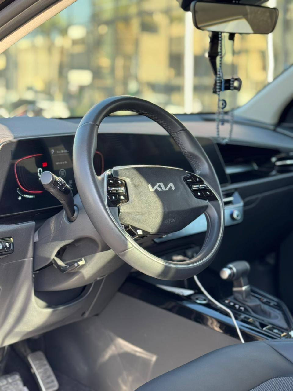السلام عليكم
كيا نيرو بلكن  (هايبرد . كهرباء . شحن )موديل 2023 
 وارد امريكي 
السياره خير من الله نظافه وبيها مواصفات بعد احلا من السياره لون اسود شذرة 
السياره مرقمه وكامله رقم بغداد 
السياره حادثها بنيد  صبغ فقط بدون دواخل  
ماشيه: 30 الف ميل 
المواصفات 
كراسي تدفئه 
بصمه
اشاير بالمري 
كشنات جلد و مخمل 
ترحيب دخول 
.نظام ايكو وسبورت قياده
• شاشة كبيرة متصل 
• كاميرا خلفية
• حساسات خلفية 
• ⁠حساسات اماميه
 .اتو هولد
رادار امامي
• مانع تصادم
• محدد مسار
• تصحيح مسار
• مثبت سرعة
• مانع انزلاق
• بصمة تشغيل
• بصمة أبواب
• مري رادار
• نقطة عمياء
• شاحن وايرلس 
شاحنة بالكشانات 
• شاشة اعطال
• عداد ديجيتال متغير الوان
• اضوية امامية LED
• اضوية خلفية LED
• حساسات إضاءة
• إنارة تلقائية Auto
• نظام صوتي مميز 
• أوامر صوتية
• حساسات اصطدام
شفتات بلستيرن
تبريد قطعتين
قياده ذاتيه 
تشغيل عن بعد 
• بلوتوث
• مدخل USB + AUX
وبيها بعد مواصفات خير من الله
السعر 165 وبيهه مجال للشراي
لاستفسار ***********
