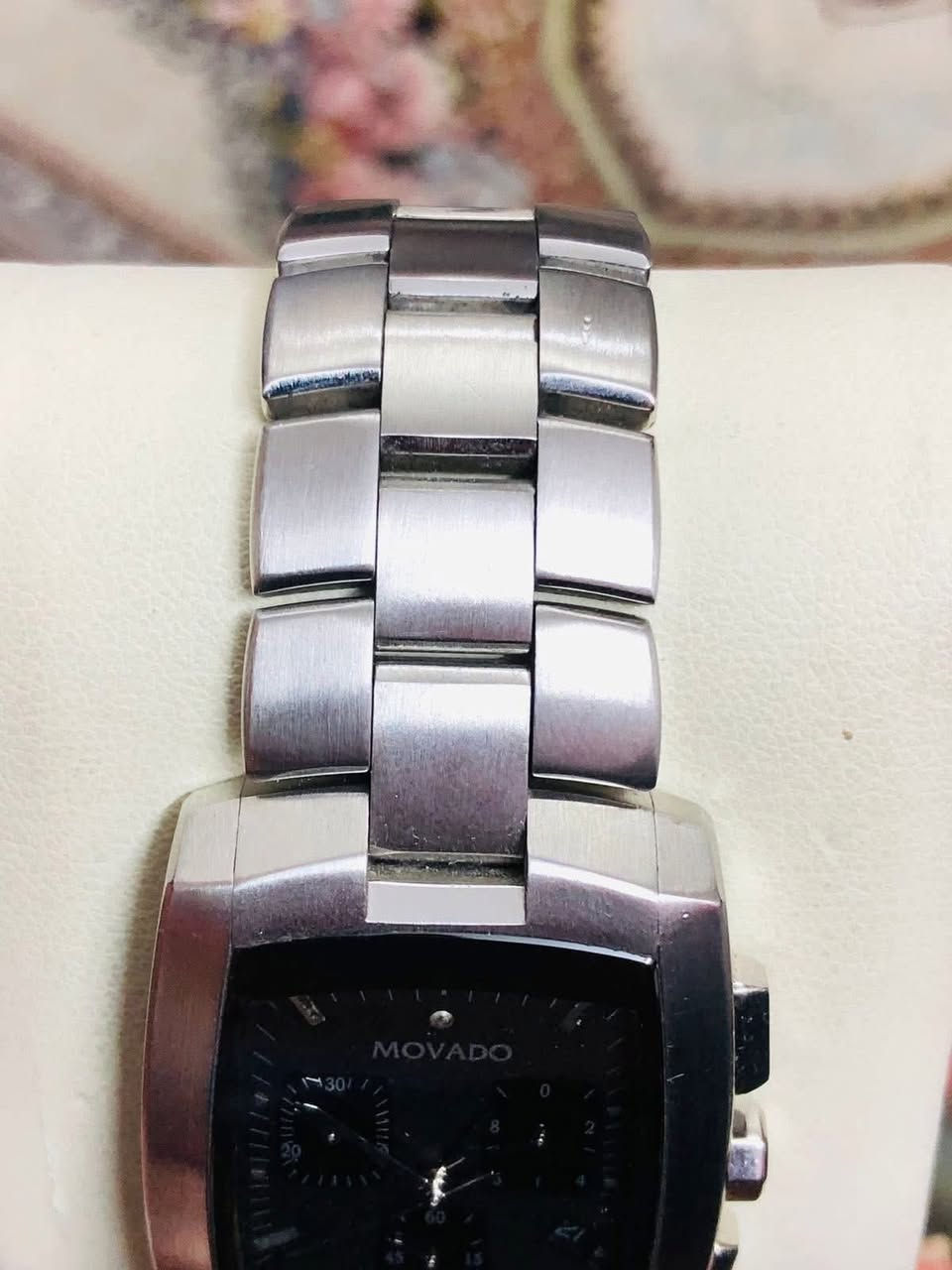 ساعة مفادو ( Movado) كونكراف 
سويسري اصلي المعدن من الفولاذ 
كواتز - كونكواف - شهري 
الزجاج من الياقوت مقاوم للخدش 
ماكنه خاصة 43- 31 المقاس 
للاتصال ***********
