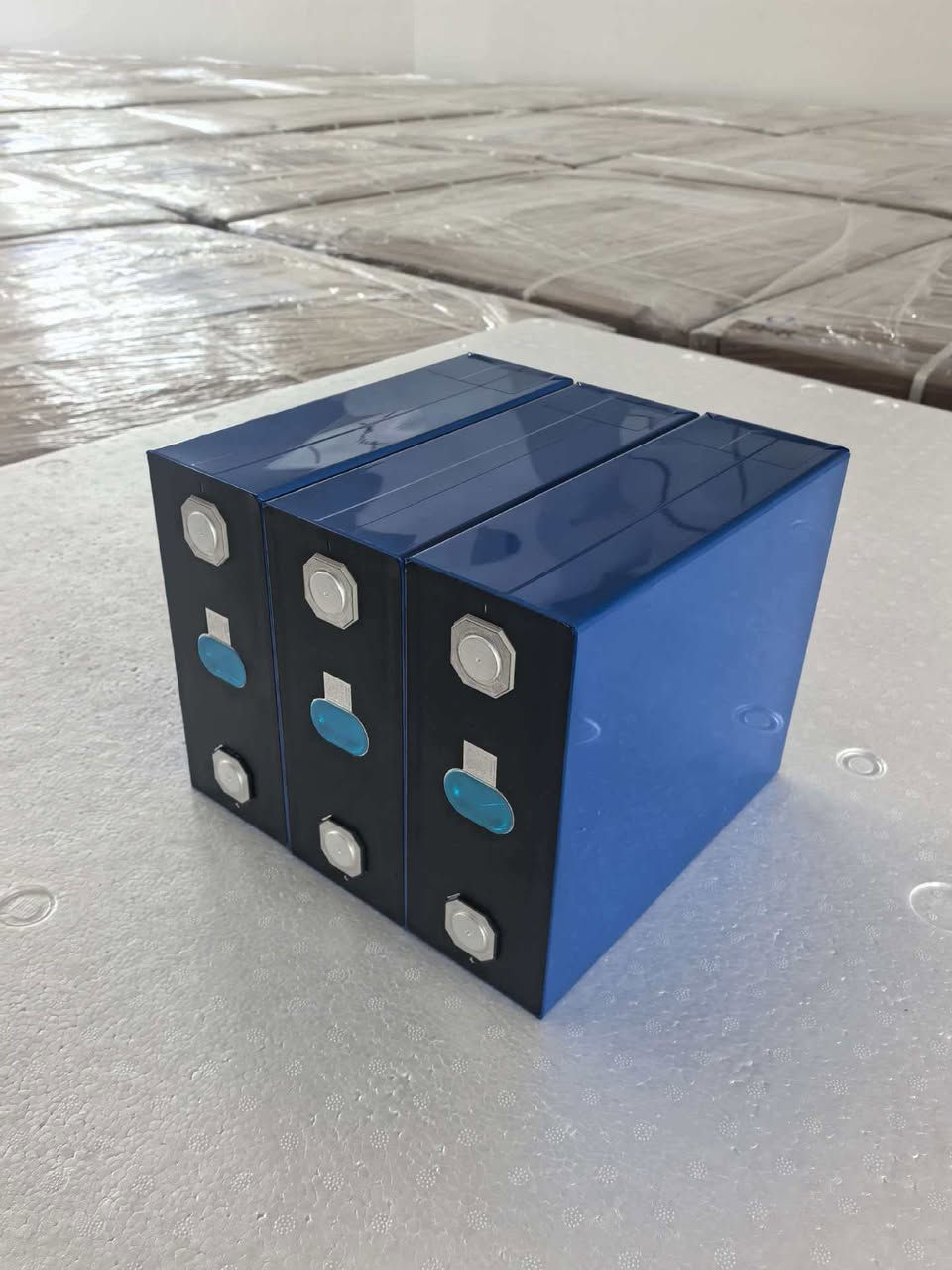 EVE's new Class A 314Ah square lithium iron phosphate battery uses MB31 large single-cell energy storage cells.


**إذا كنت صاحب هذا الإعلان وتريد حذفه لأي سبب، رجاءا أرسل رسالة إلى الدعم الفني**