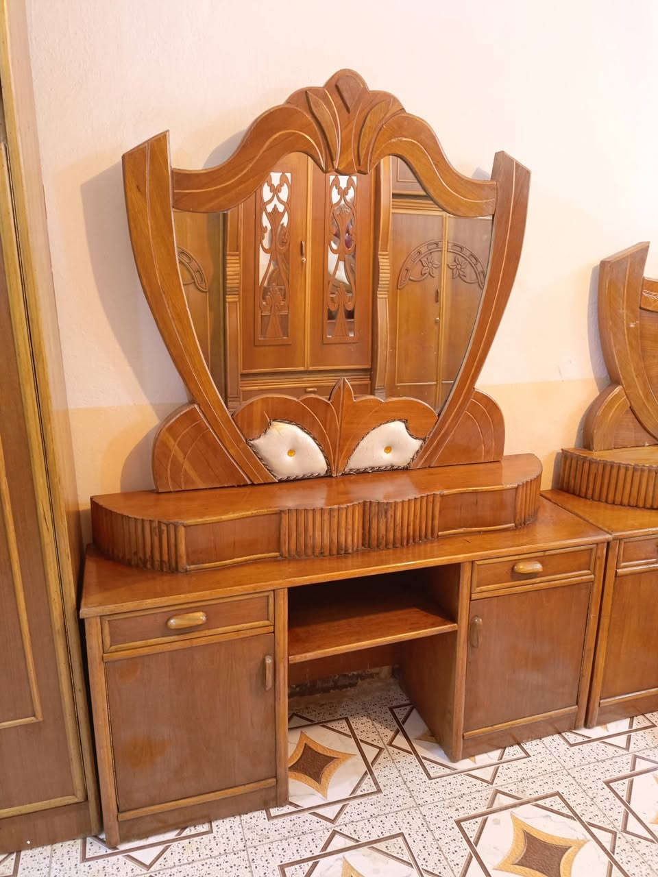 غرفه مستخدم 6️⃣ ابواب طابقين صاج داخل وخارج
زاويه كنتوريه طابقين  دوشمه لظهر جرجوبه براغي 

نضيفه وجاهزه لسعر خاص *********** بي واتساب
