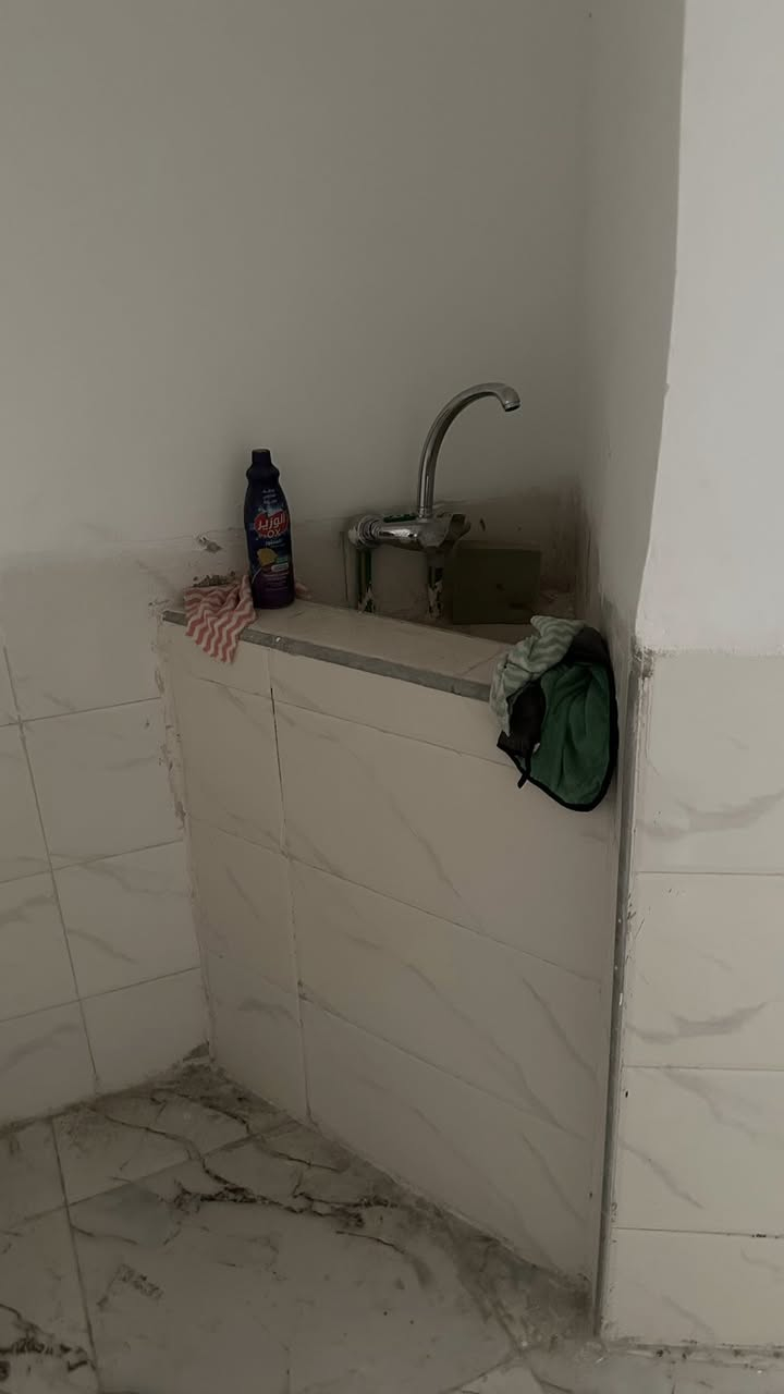 شقه صغيره طابق ارضي للإيجار تصلح مخزن او معرض او سكن صغير العنوان شارع الكراده داخل بداية فرع مجمع ركن الكراده 
***********
بناء جديد سعر الايجار 450 الف
