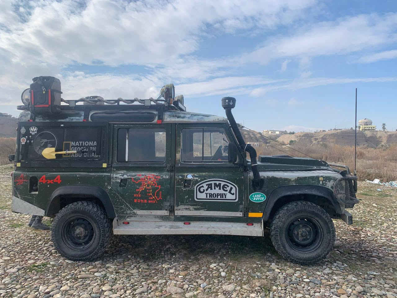 السلام وعليكم  لاند روفر للبيع او مراوس بسمي السنويه موديل 85 كاز تريكان تايرات جدد باتري جديد اكسل خلفي جديد دبل سبندر الضخم ***********
