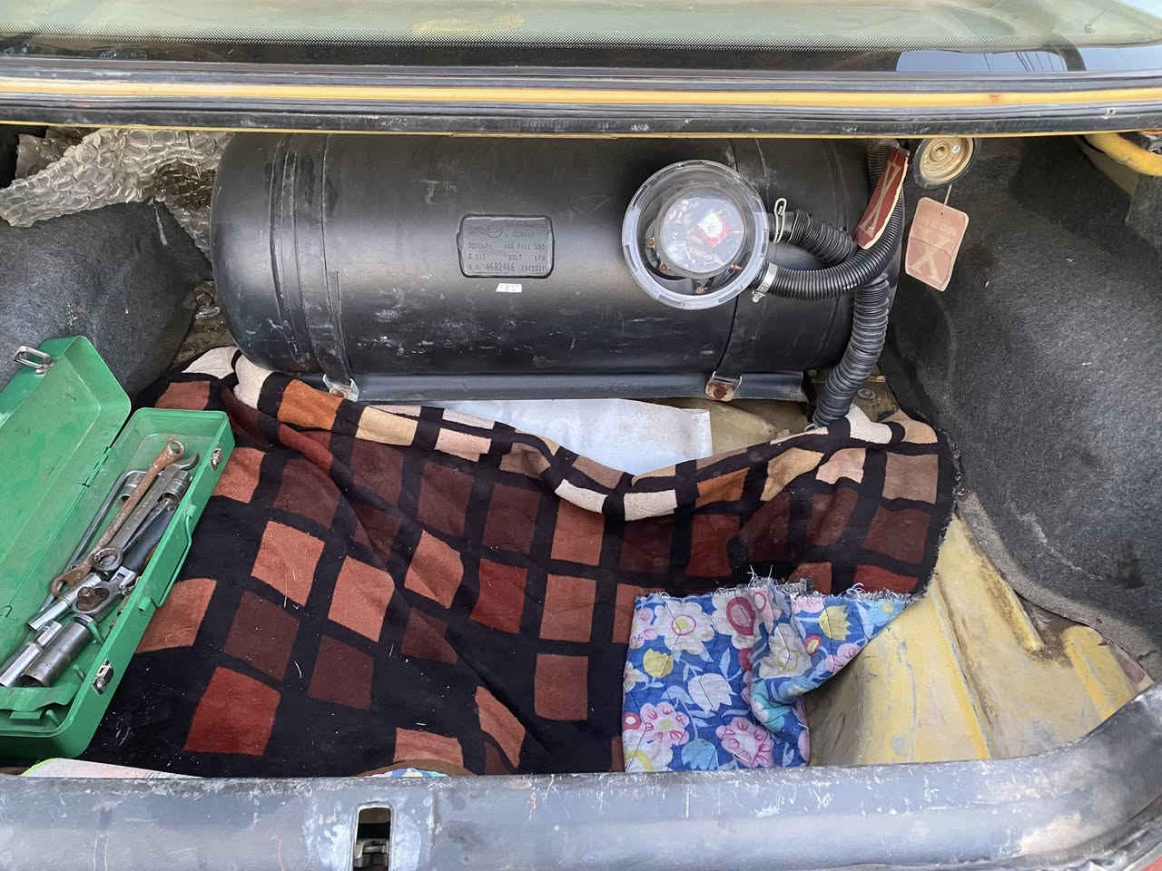 السلام عليكم بيجو٤٠٥لبيع ارقام إنكليزي السنوي ٣٢غاز بانزين مكلف بل نشر  رقم صاحب السياره***********
