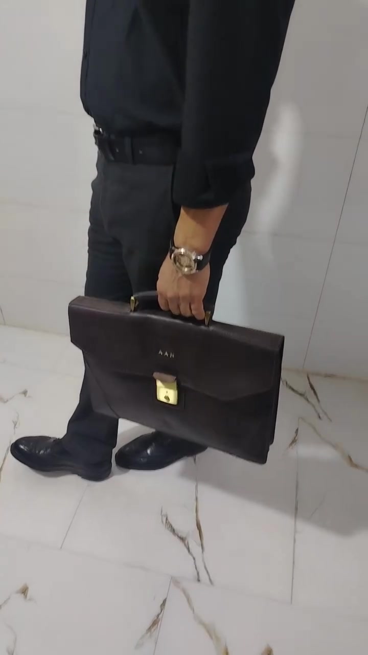 جنطه جلد طبيعي جديده امريكيه للبيع مكاني نجف ***********
