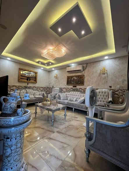 للبيع - دار في حي الإعلام 👍
*المواصفات:*
- *المساحة:* ١٦٨ متر مربع 🏠
- *ركن 🌟
- *البناء:* حديث 🔝
- *الطوابق:* طابق واحد 🏗️

*التفاصيل:*
- *كراج:* 🚗
- *هول:* 🏠
- *استقبال:* 👥
- *مطبخ:* 🍳
- *مناور:* 🌞
- *غرف نوم:* ٢ 🛏️
- *صحيات:* 🚽
- *بيتونه:* 🌟
- *سطح:* 🌞

*المميزات:*
- *بناء حديث ومرتب*
- *سعر مناسب*

*للمزيد من المعلومات:*
- *الاتصال على:* *********** أو *********** 📞
- *عنوان المكتب:* حي البكر، سايدين الكنيسة، مجاور معهد النجاح، عقارات أرض الملوك 📍
