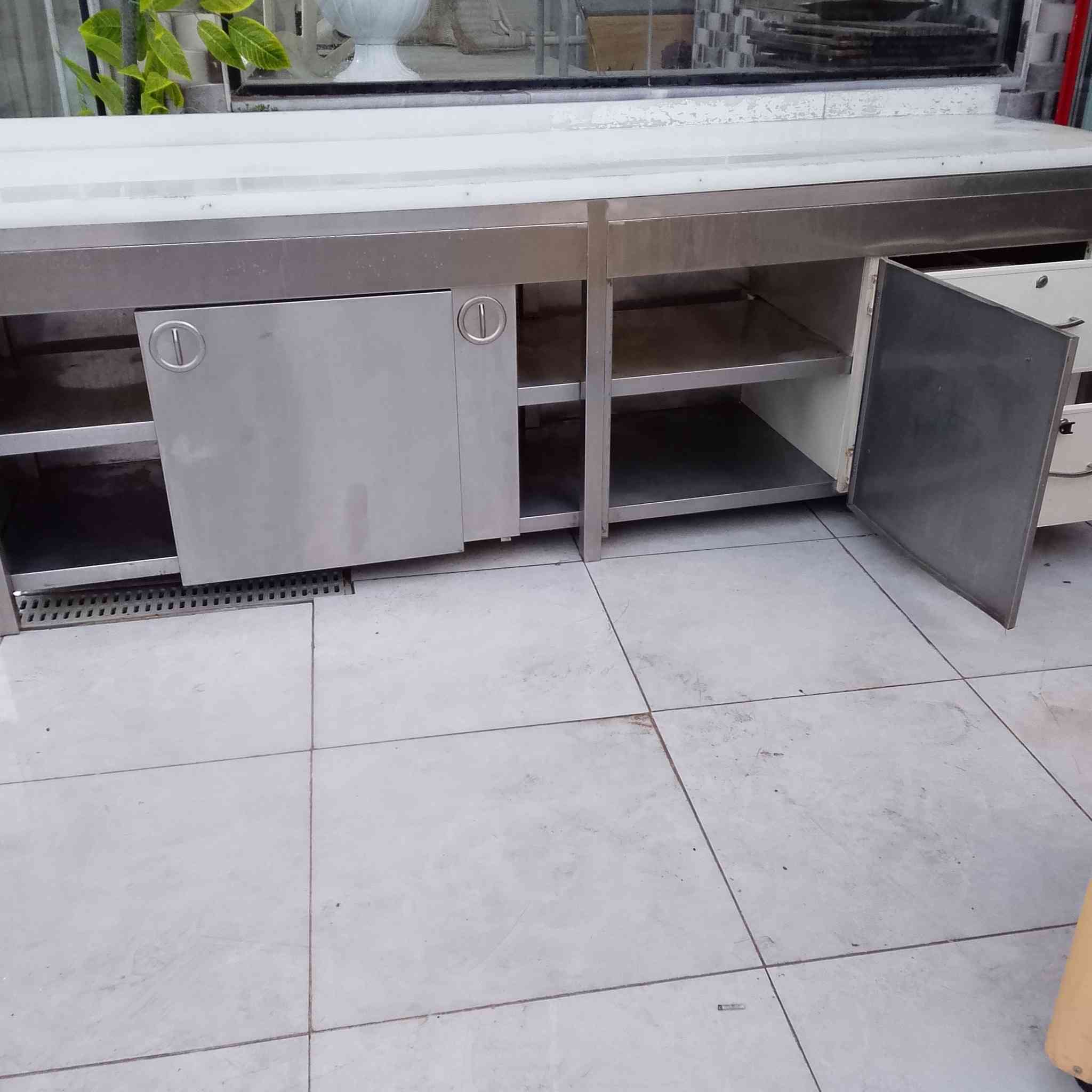 ميز قصابه سل استيل  تخته ابلاستك ايطالي المنشأ 
مترين ونص 
***********
***********
