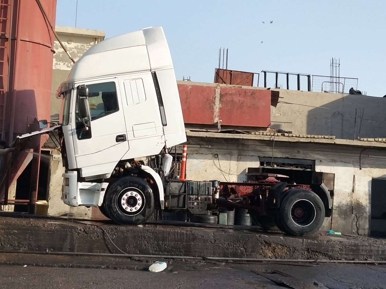 السلام عليكم افيكو راس تريله للبيع مثبته فلات اربع محاور موديل 2001 جير حصيره ريتايدر 4 × 4 شرط التحويل السعر 95 وبيها مجال رقم التليفون***********
