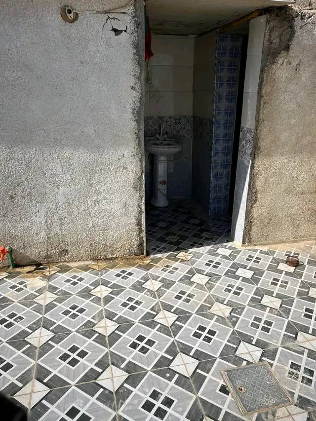 بيت  المساحة 200 غرفة نوم وحده وصالة ومطبخ حار بارد. ستقبال خارجي خدمات كلشي. مسلم معاملة للدولة  صحيات طرمة 
سقف سندويج بس البيت كلش نضيف مصبوغ جديد مي كهرباء كلش حلو
  الكوت مجسّر الحولي كلش قريب عل شارع العام. خلف أسواق.  سوبر ماركت حيدوري مطعم فرن صيدلية كلش قريب علية10x 10