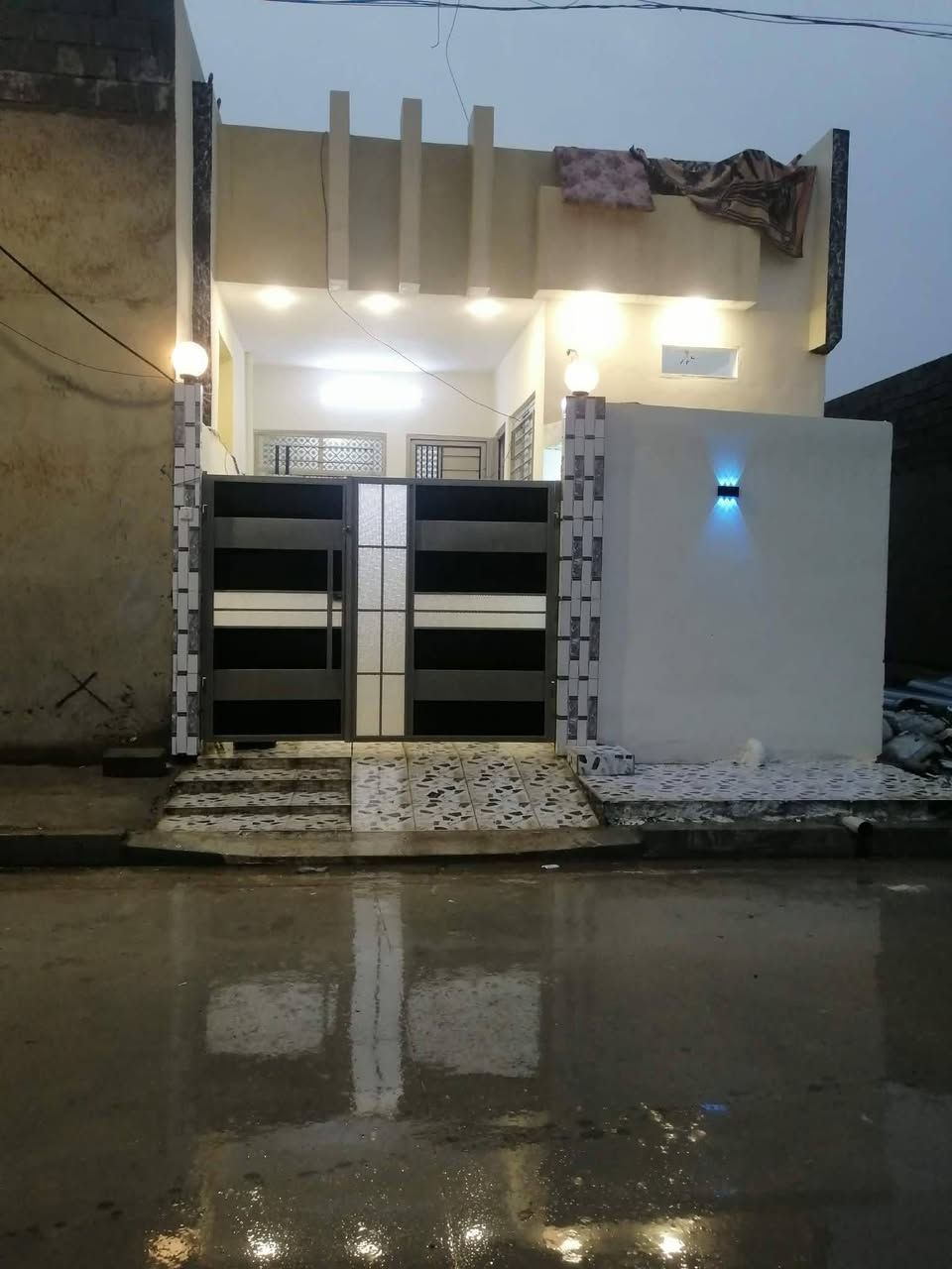 دار للبيع موصل حي الانتصار خلف شارع 30 المساحه 110متر غرفتي نوم وهول ستقبال مطبخ  سند طابو شرط التحويل او قرار تمليك السعر 68 وبي مجال مكتب ابو عدنان شارع 60 مقابل مول سنتر الانتصار مباشر رقم الهاتف *********** رقم الهاتف ***********
