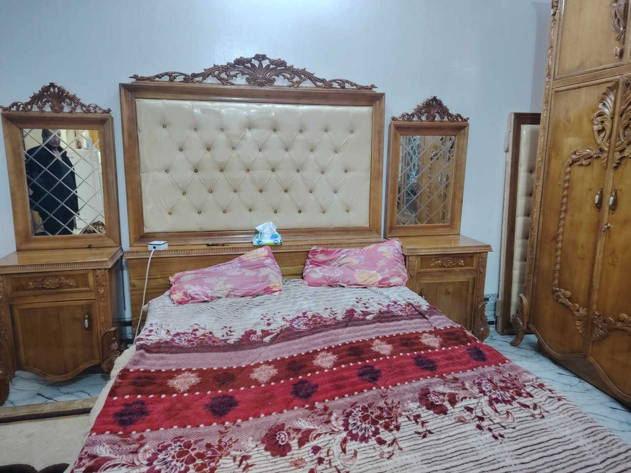 غرفة نوم البيع نضيفة كلش اخت الجديده ***********
