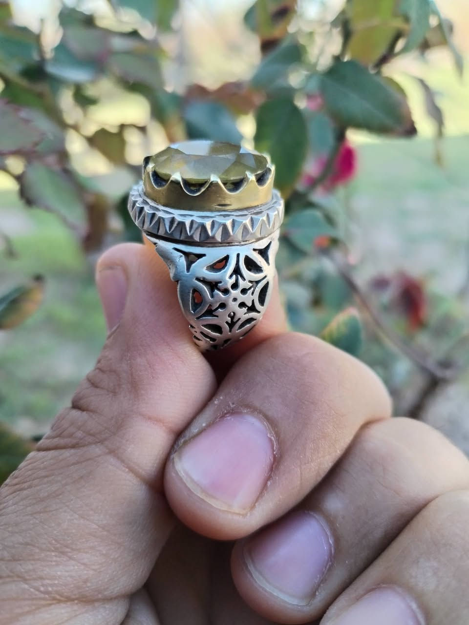 اسلام عليكم ورحمة الله خاتم ياقوت افريقي اصفر خامه قديمه فضه ثقيله يستحق الاقتناء
مع فصين داوودي السعر 125
*********** واتساب
