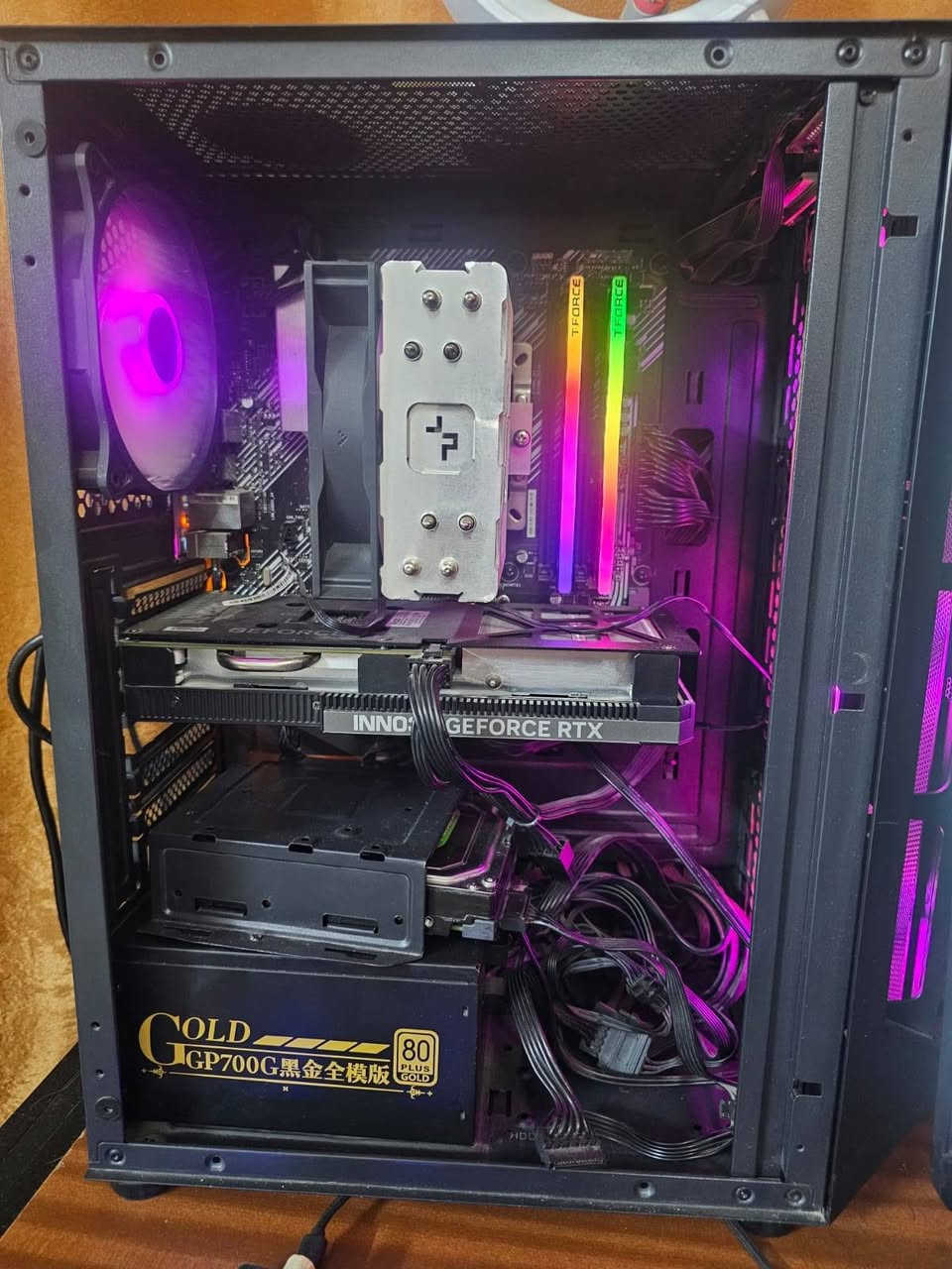 سلام عليكم 

كيس للبيع مواصفات مثل ماموضحه كارت شاشه 
rtx 4060 inno3d
m.b b450 for amd
cpu amd 5500 
ram 16g t force 
m.2 512 team group
p.s 700 gold segotep
Msi 60hz شاشه 
شباب للمعلومه كراتين تجمعيه كله موجوده بيع من دون ميز 
مكاني بغداد الدورة *********** 
سعر مليون وبي مجال قليل
