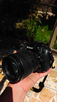 نيكون D7000 شتر 33 الف مع عدسه 18 140  وكامل ملحقاتها سعر 425 ألف 0783...