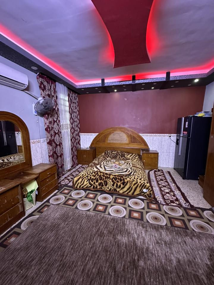 الدار للبيع منطقة الشعب محلة 335 زقاق 15 مساحة 110 الواجهة 5.5 والنزال 20 يقع على شارع 20 يحتوي على 3 غراف 
للأستفسار 
***********
