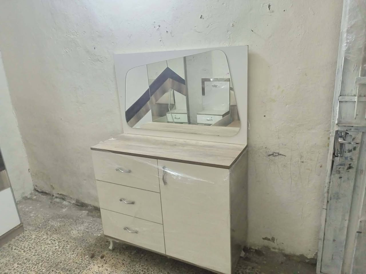 ***********
شىراي يراسلني واتساب 
اسعار جدا مناسبه 
غرفه تركي ٥ قطع سعر كلش مناسب 
تخم ٧ مقاعد سعر مناسب 
عنوان بغداد مدينه الصدر
