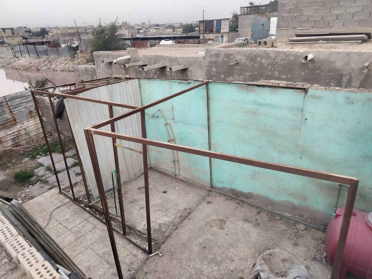 السلام عليكم حديد مع قفص للبيع كما موضح بصوره مكاني مدينه الصدر *********** ب ٢٠٠
